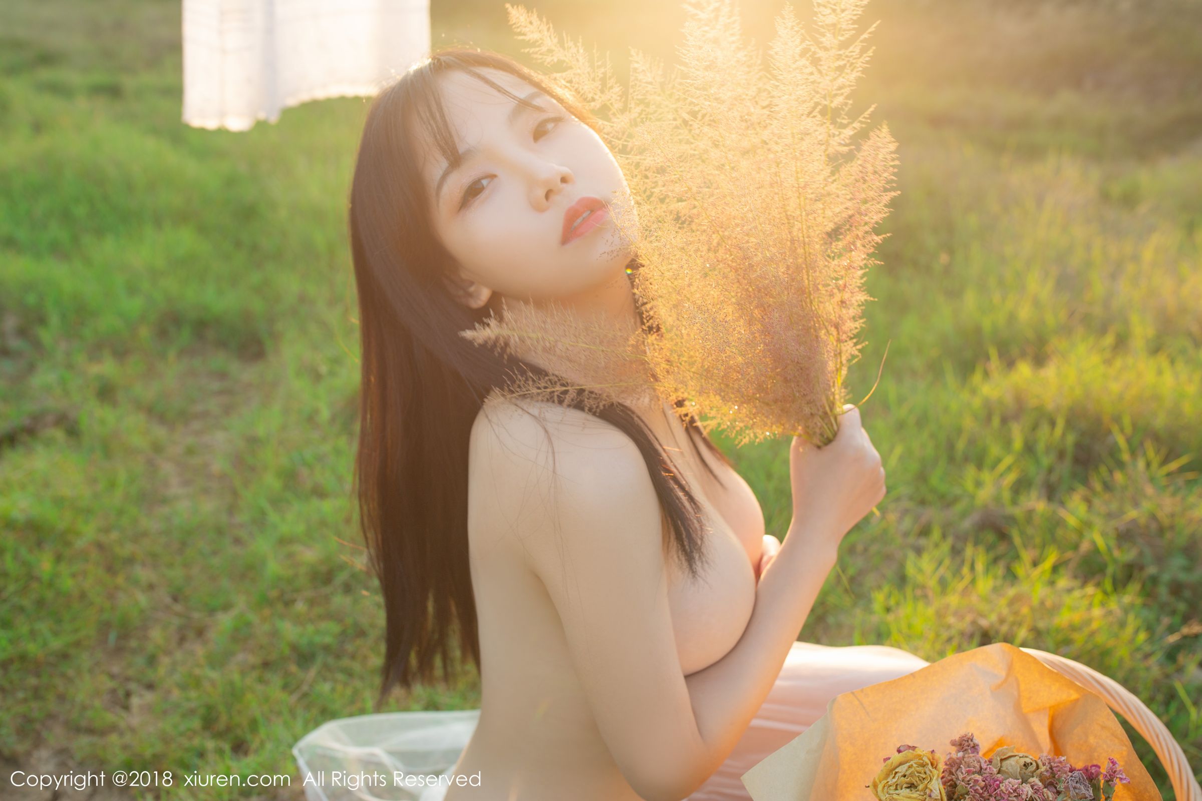 新晋女神徐微微 秋高气爽性感野餐