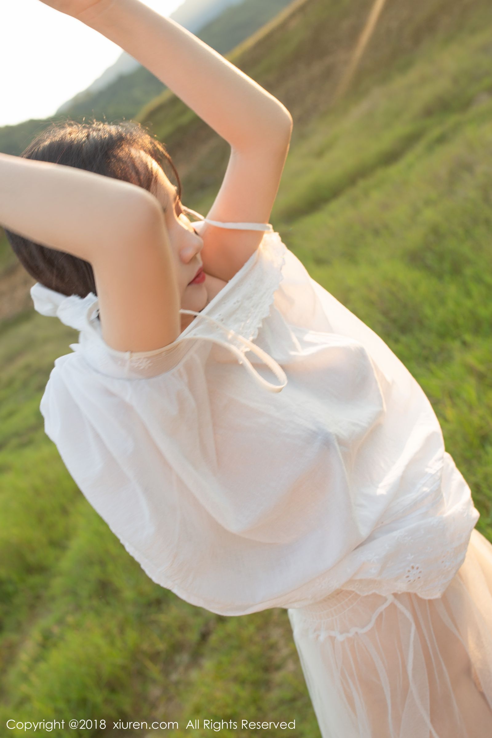 新晋女神徐微微 秋高气爽性感野餐