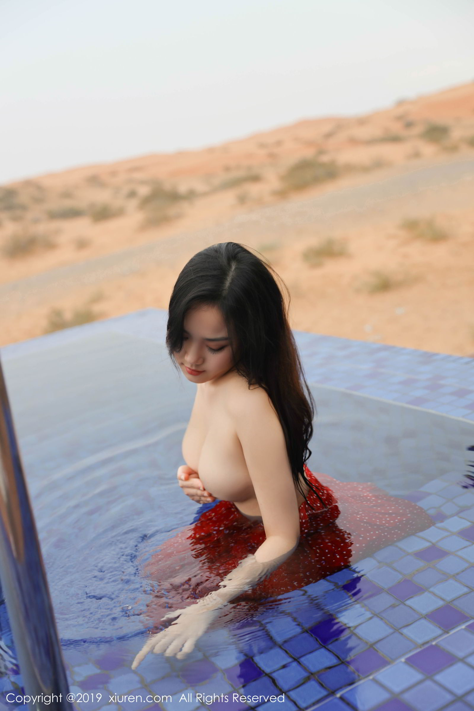 红裙美女徐微微 沙漠泳池色香味俱全
