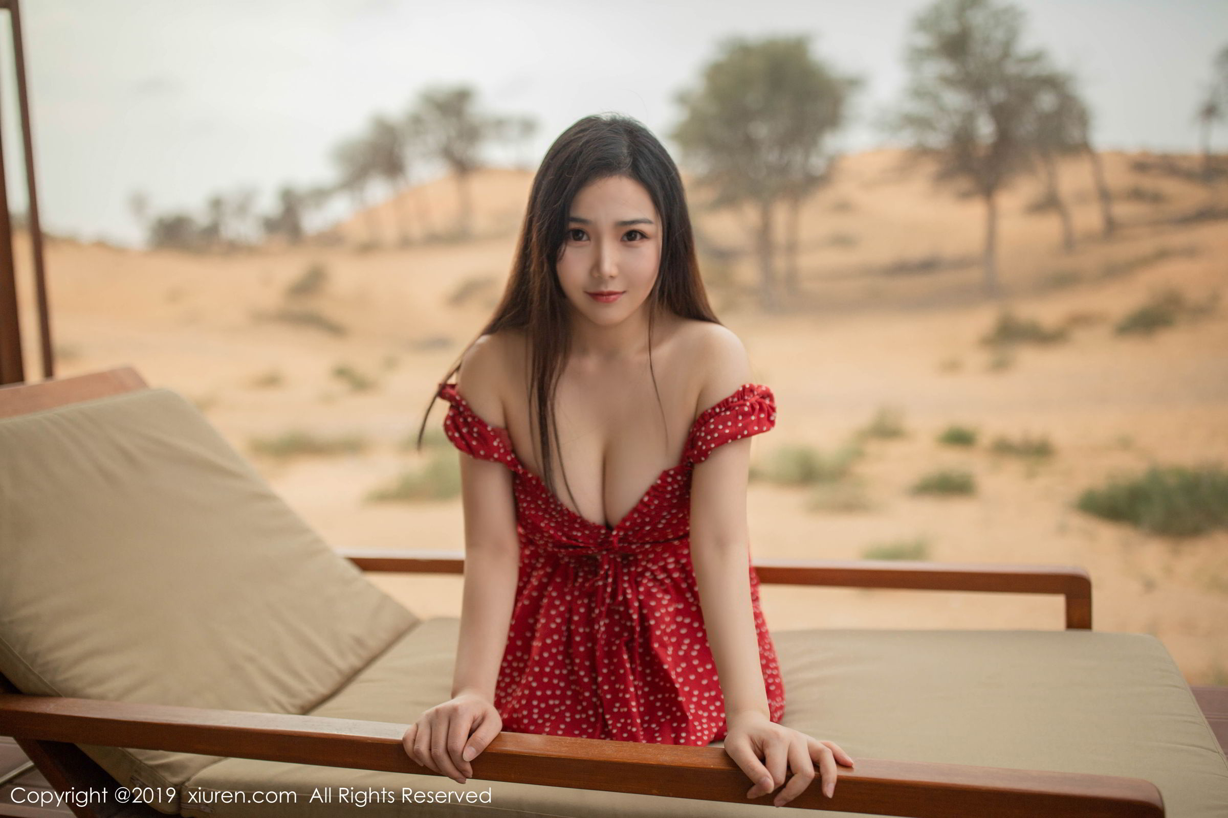 红裙美女徐微微 沙漠泳池色香味俱全
