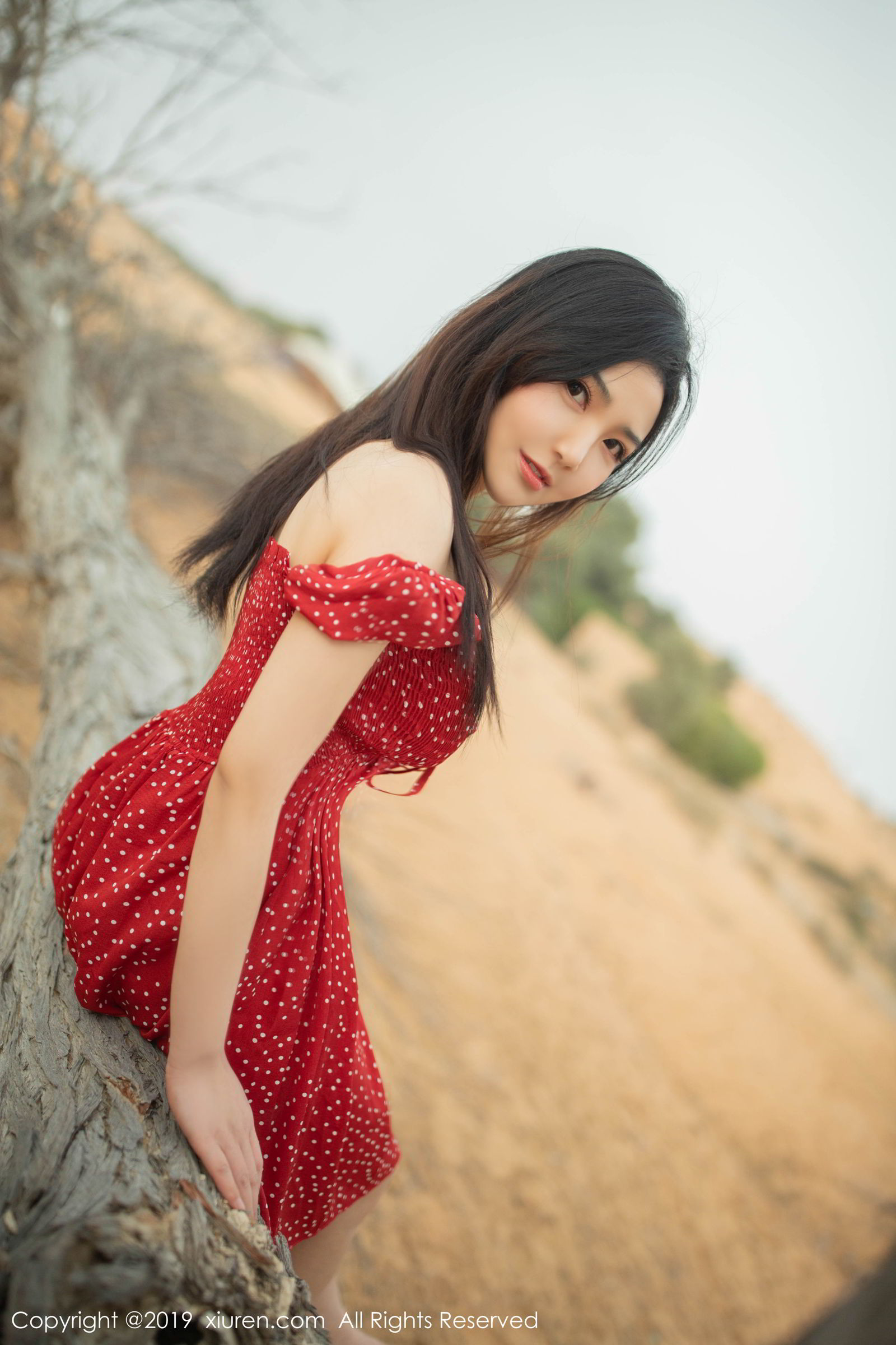 红裙美女徐微微 沙漠泳池色香味俱全