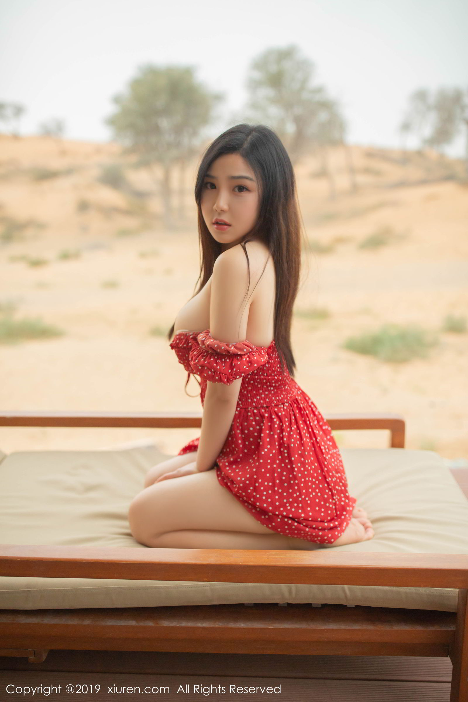 红裙美女徐微微 沙漠泳池色香味俱全