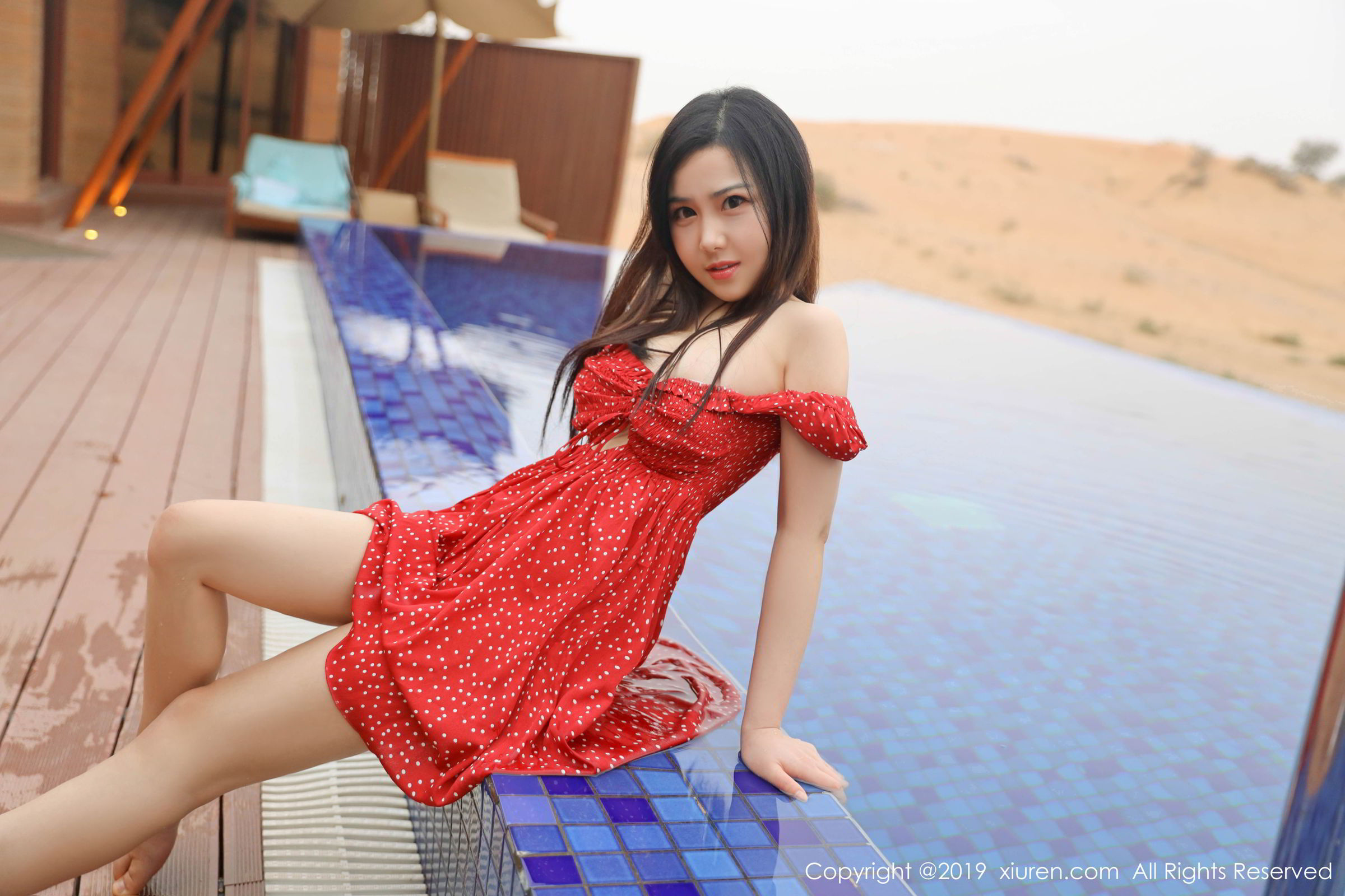 红裙美女徐微微 沙漠泳池色香味俱全