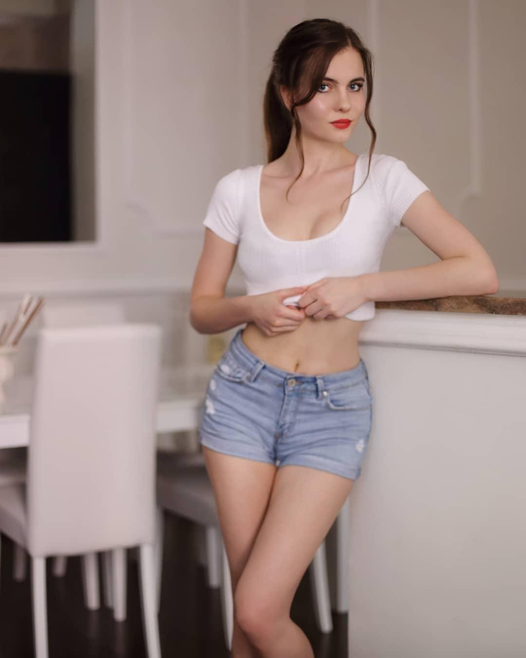 Ariadna Majewska- 波兰妹OL诱惑大爆发