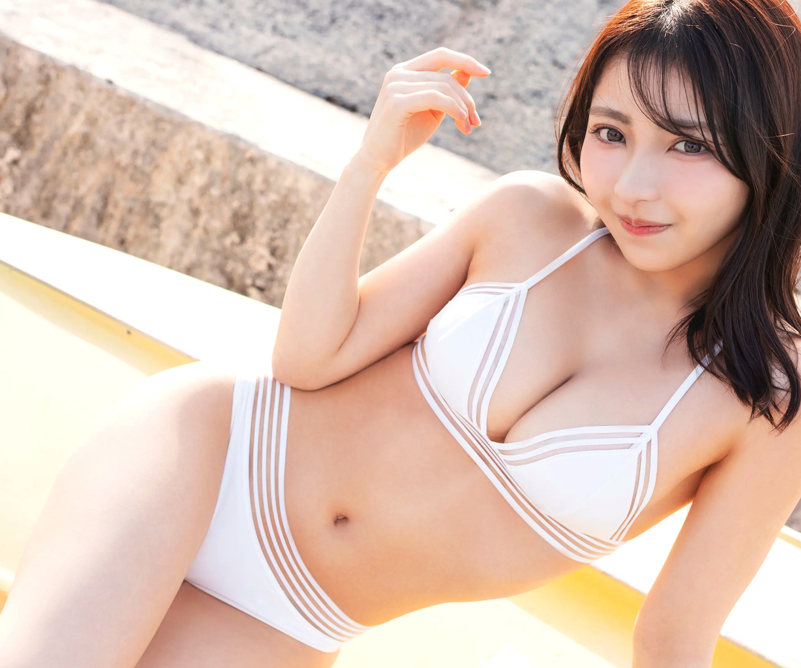 十味《夢よ醒めないで》日系性感比基尼写真 泳池海滨清纯美胸尤物