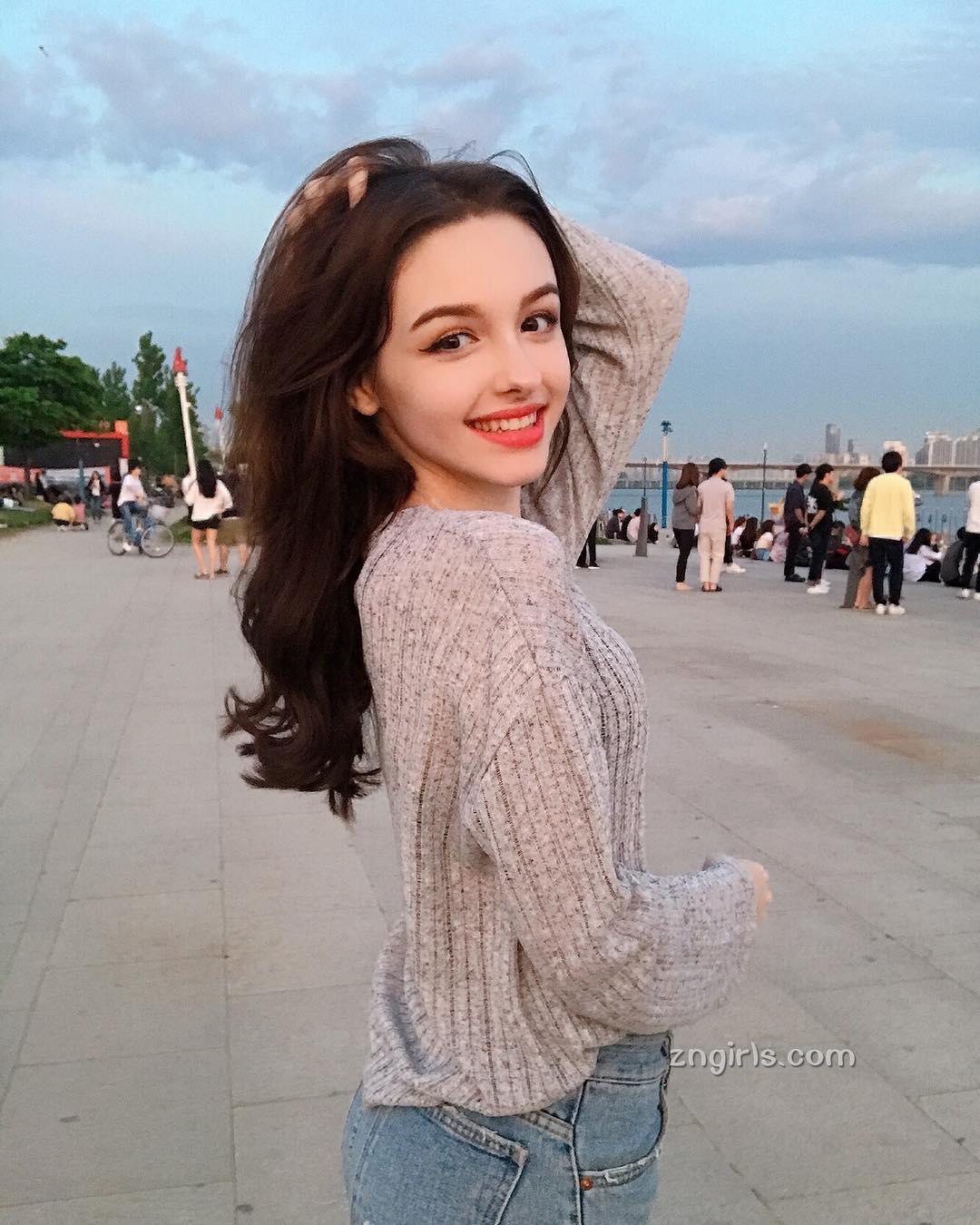 当中亚美女遇上韩式打扮Karimova Elina