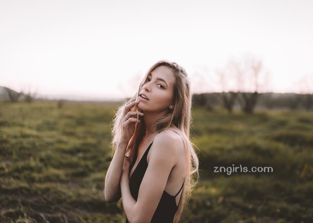 Amanda Spain Butts- 上衣太小件!「甜心正妹」上围总是紧紧的