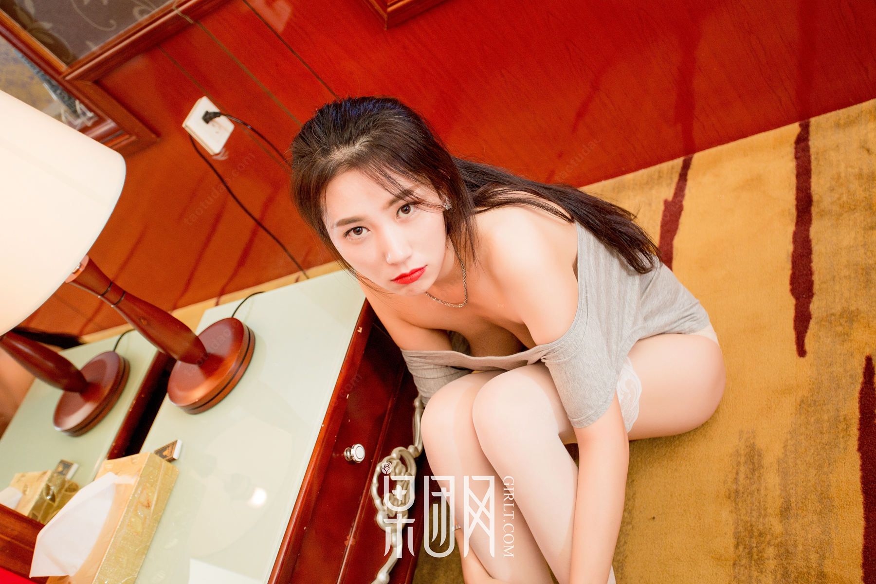 女神yoki,身着白色背带裤上演全稞诱惑!