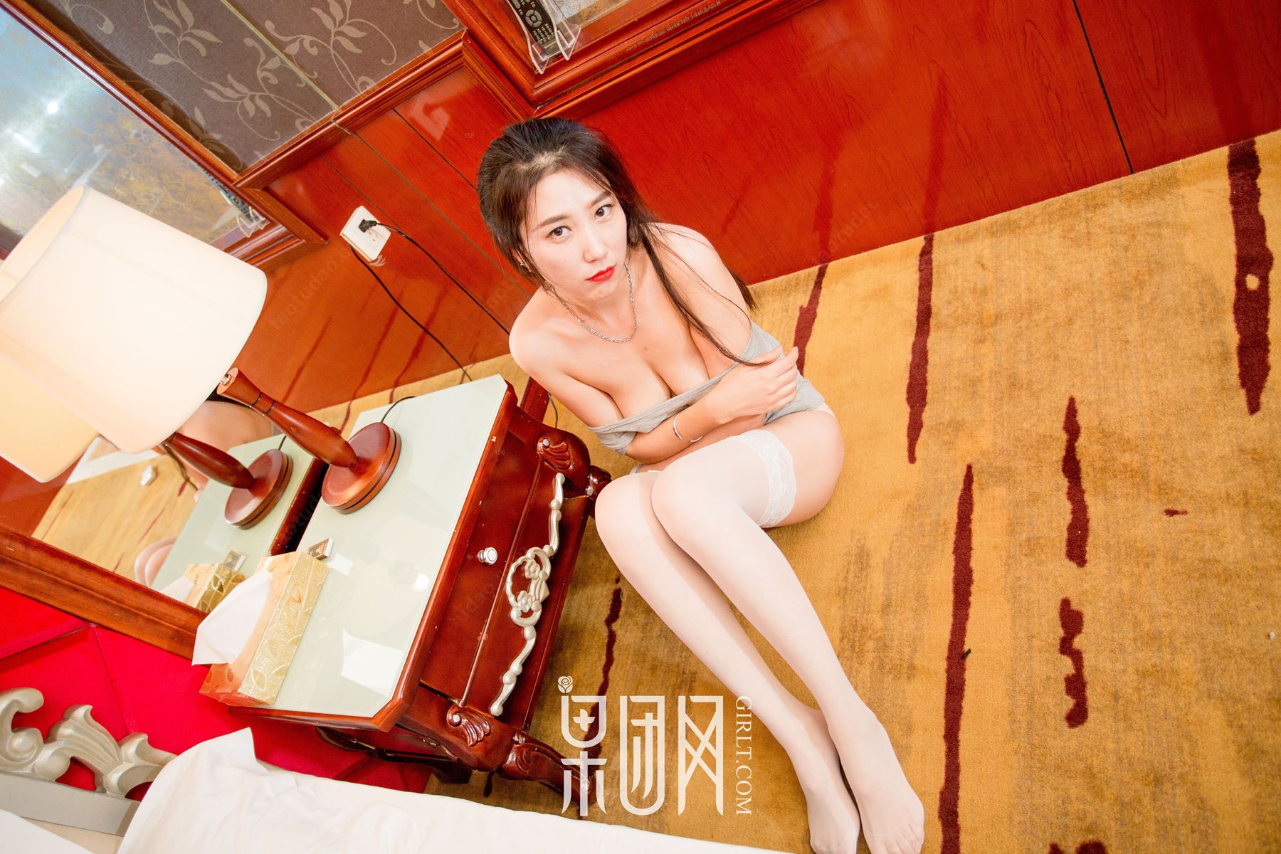 女神yoki,身着白色背带裤上演全稞诱惑!