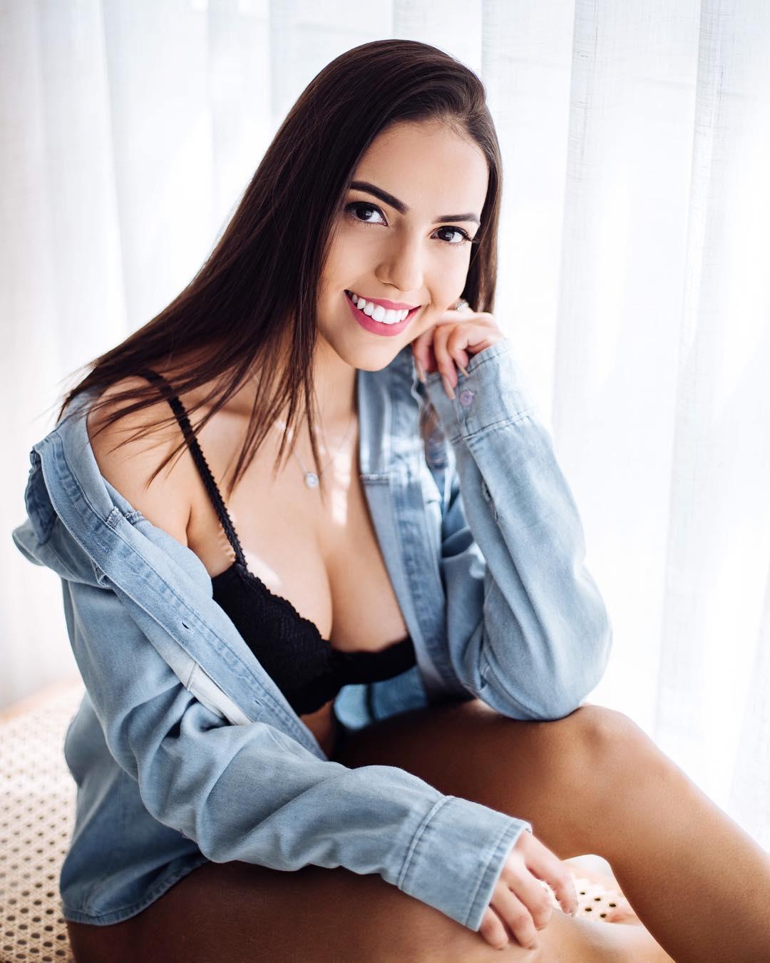 Victoria Passos- 巴西很潮湿 甜笑好身材
