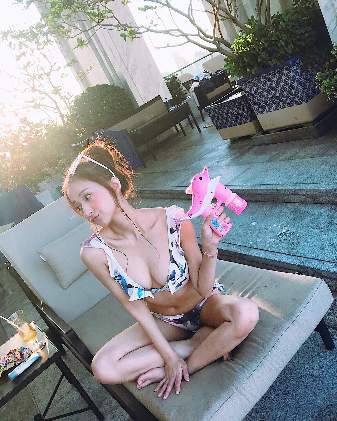 正妹江晏宁浮潜抓海胆,泳装太美网友分心