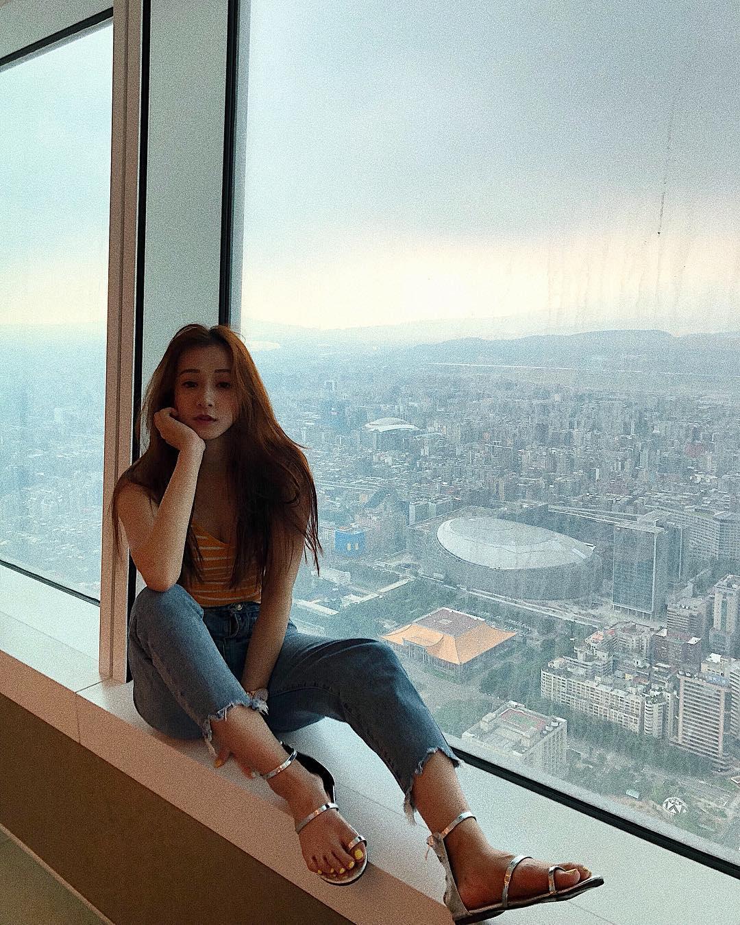 正妹江晏宁浮潜抓海胆,泳装太美网友分心