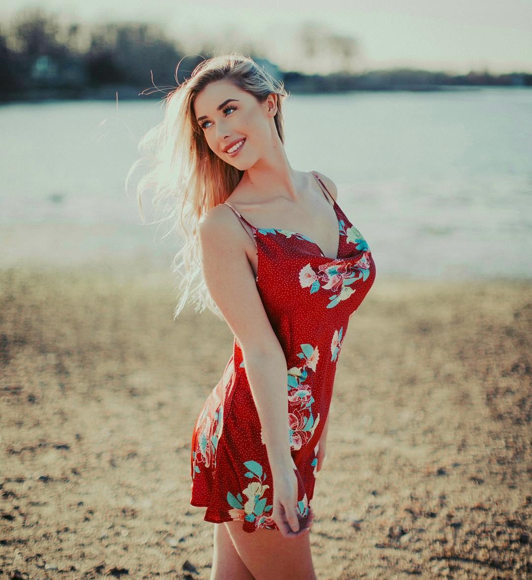 Noelle Foley- 10头身高挑正妹气质突出