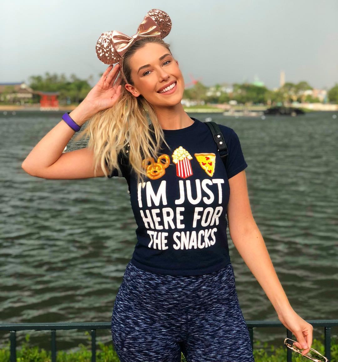 Noelle Foley- 10头身高挑正妹气质突出