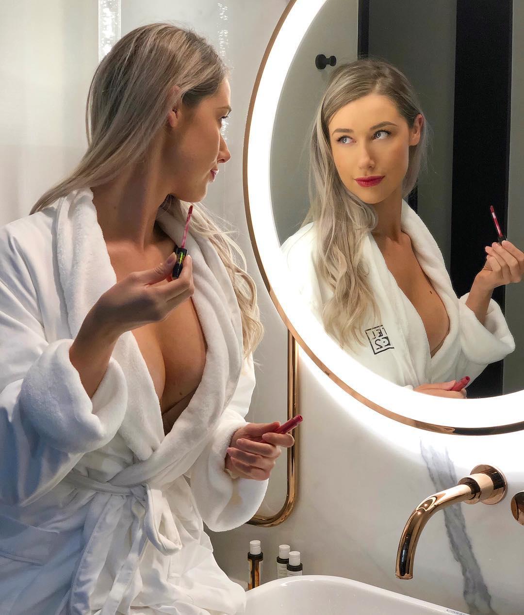 Noelle Foley- 10头身高挑正妹气质突出