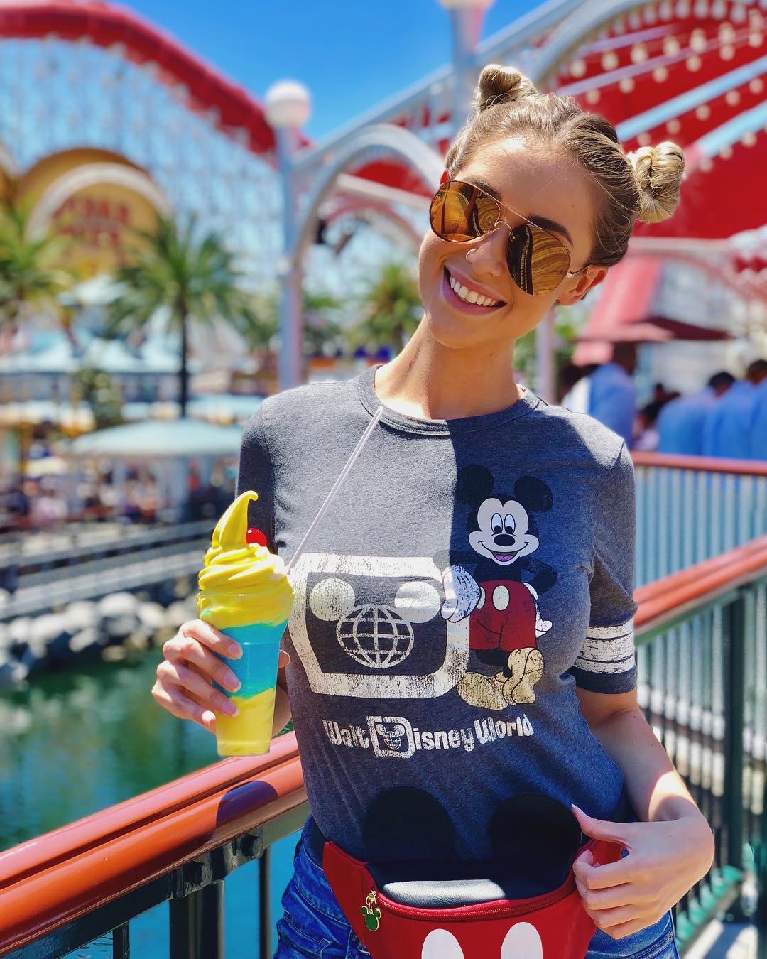 Noelle Foley- 10头身高挑正妹气质突出