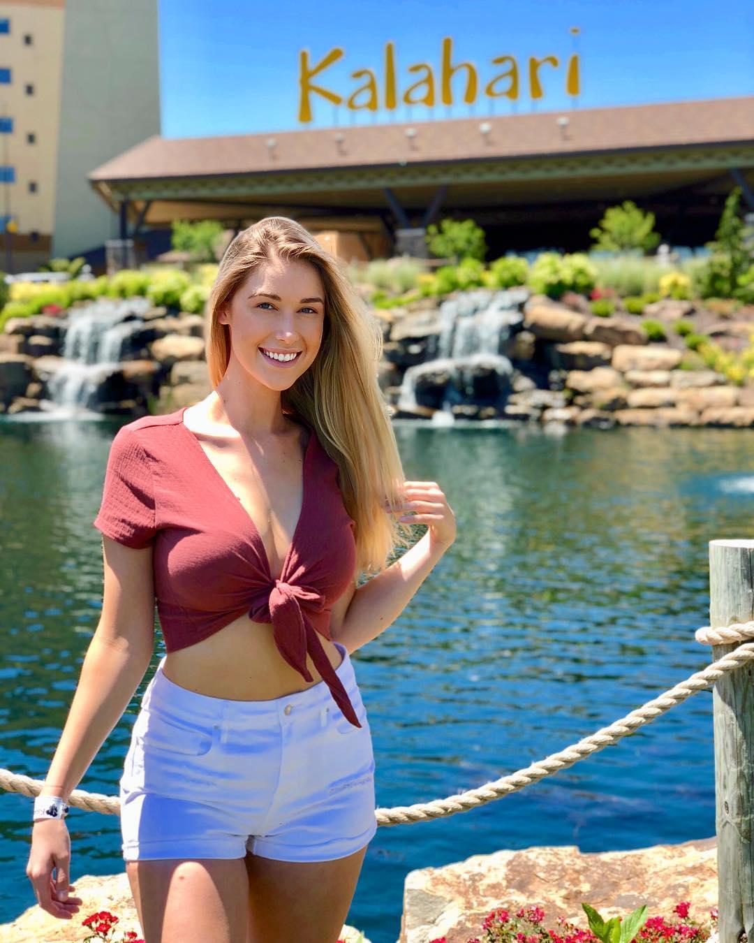 Noelle Foley- 10头身高挑正妹气质突出