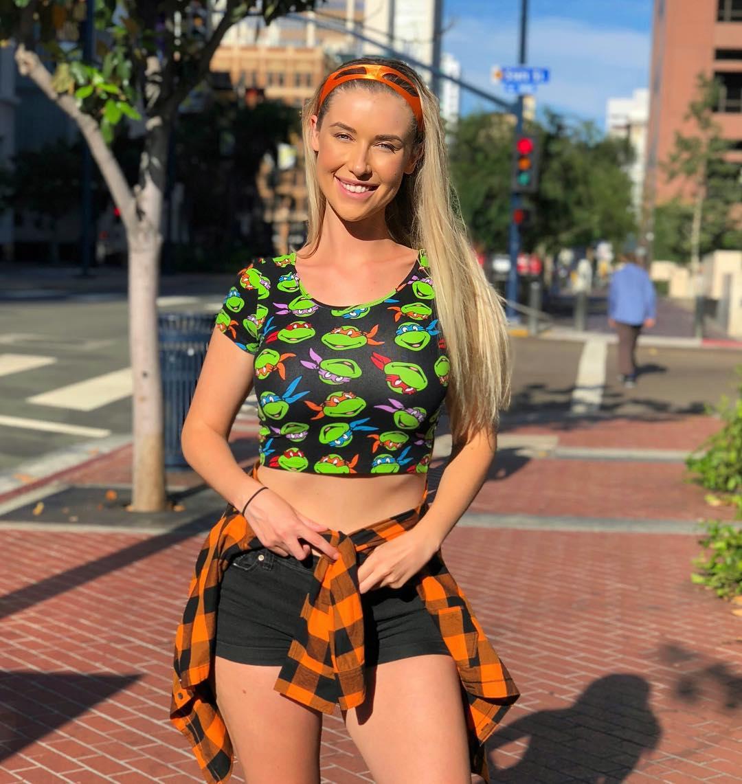 Noelle Foley- 10头身高挑正妹气质突出