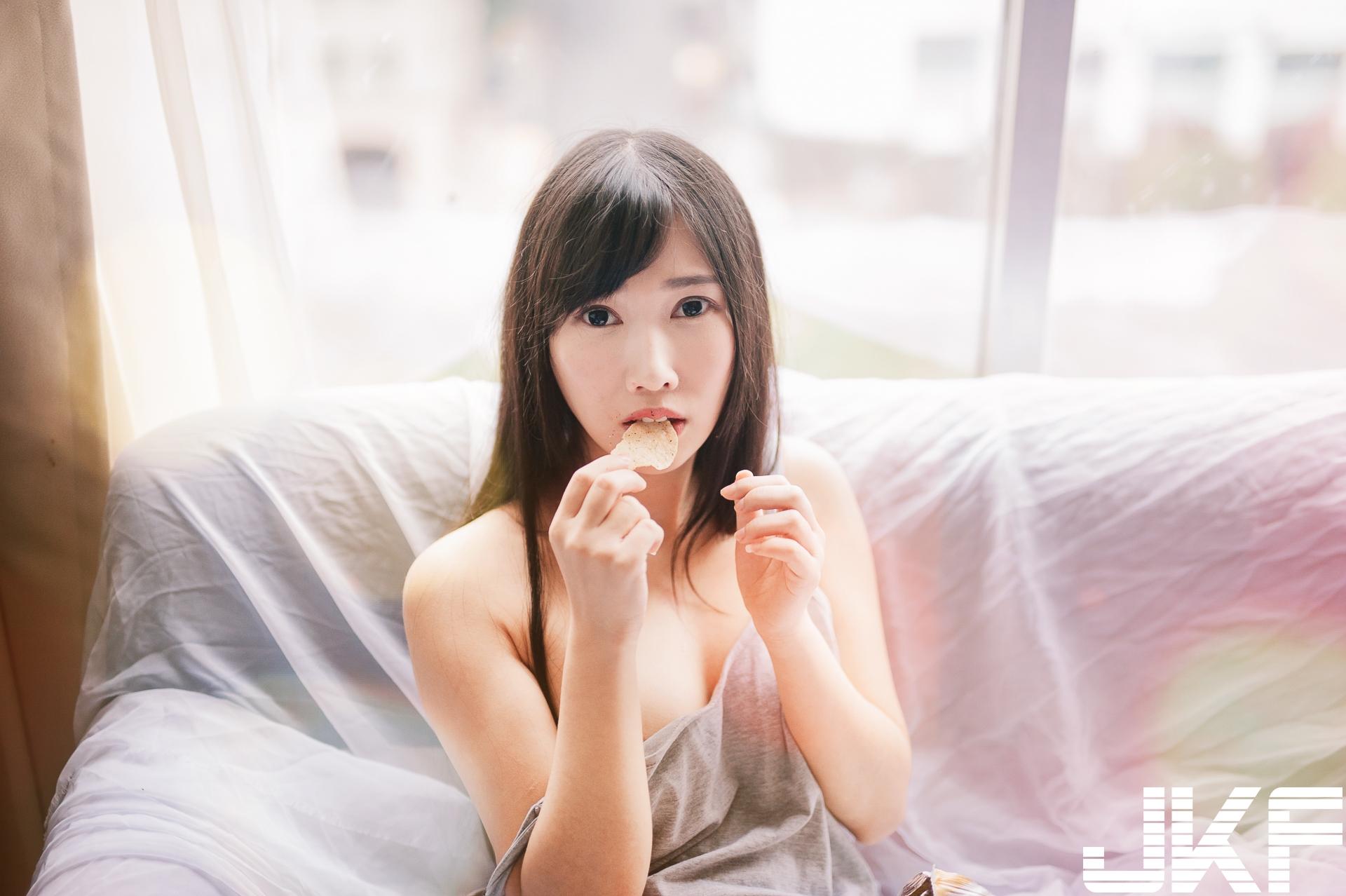 甜美正妹「又又」的青春美体,原汁原味女友感的诱惑之味!