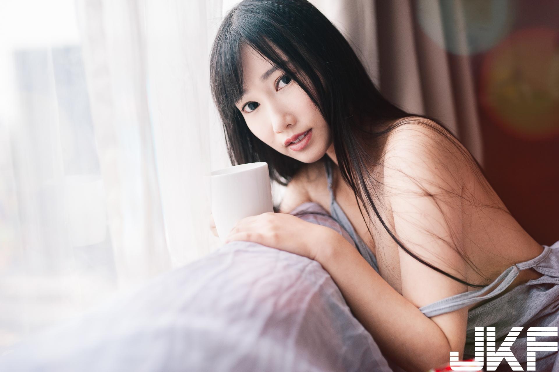 甜美正妹「又又」的青春美体,原汁原味女友感的诱惑之味!