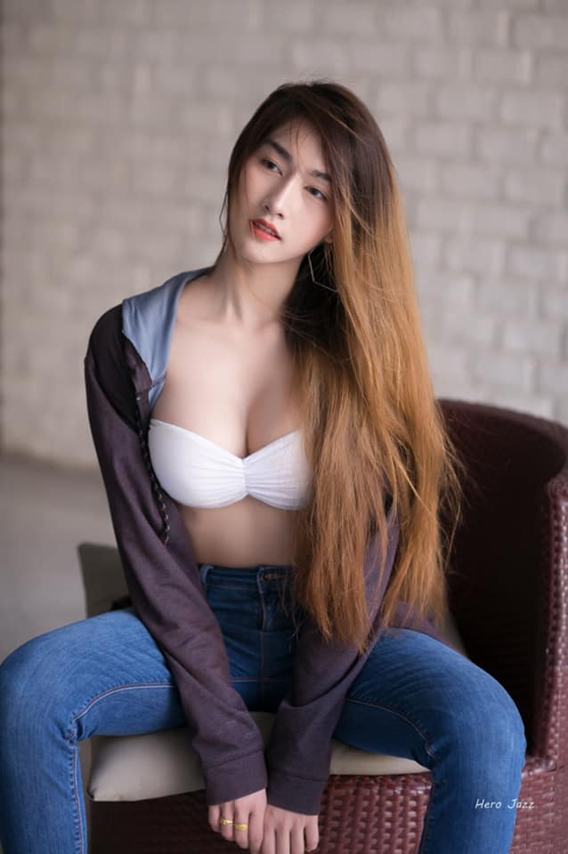 长发正妹胸前一块布,「浑圆饱满」整个炸出!