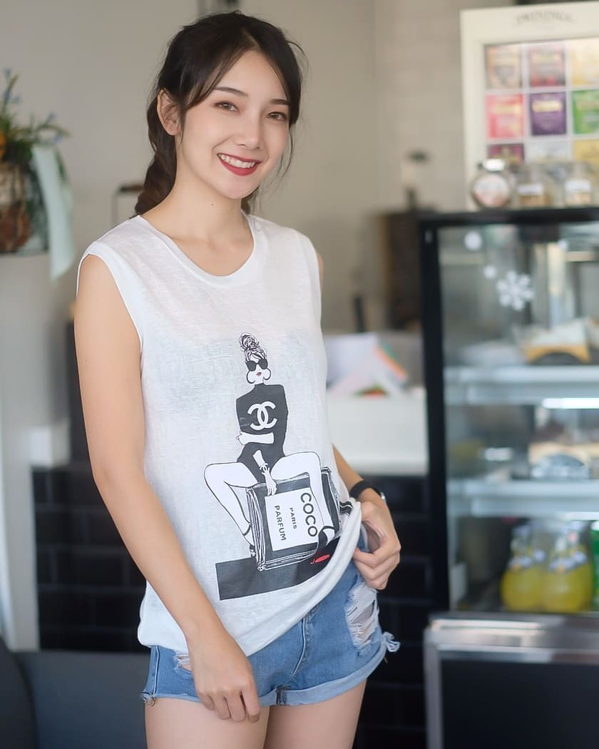 甜美妹子「Nick Chatchada」提枪上阵 准备湿身秀出火辣曲线