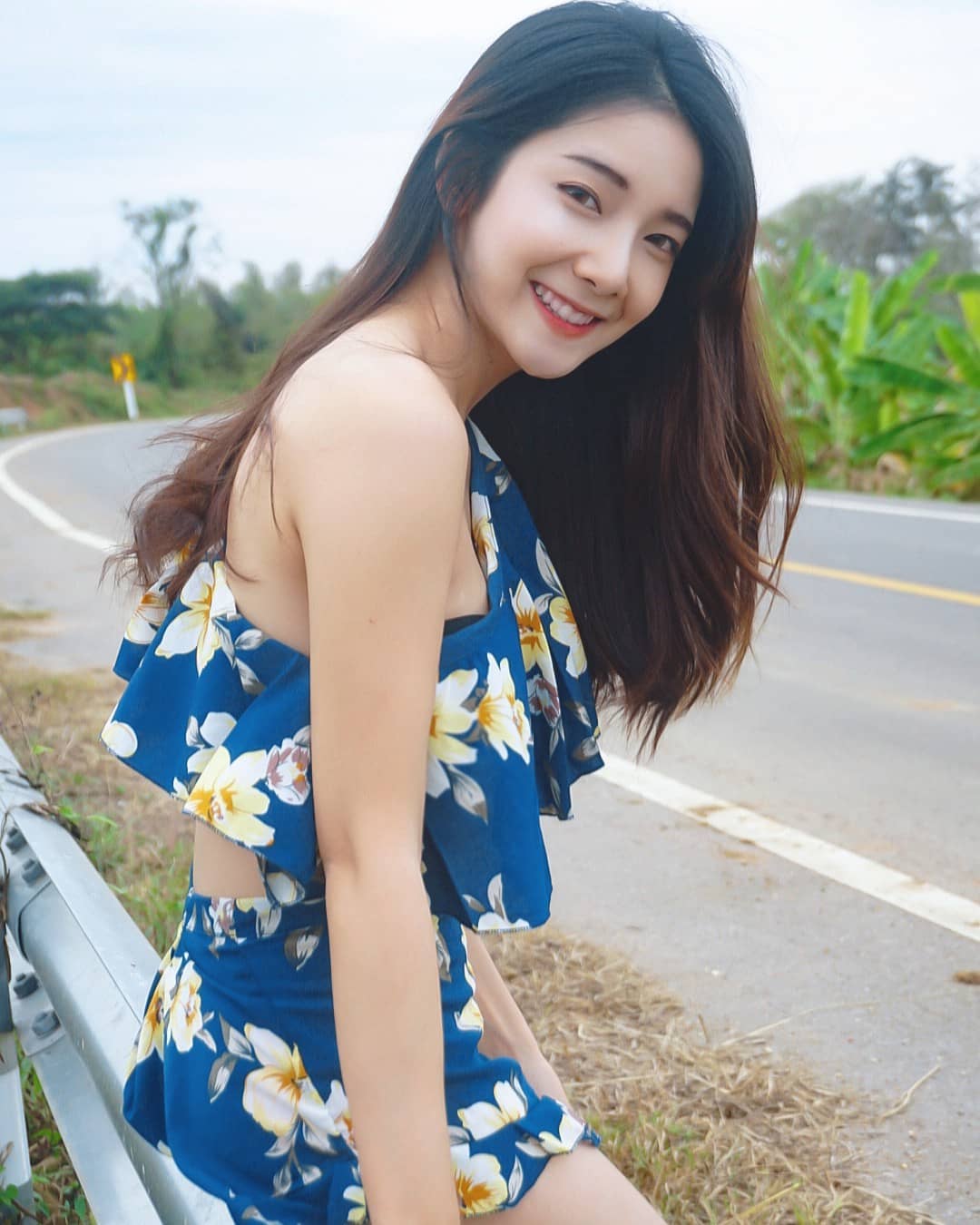 甜美妹子「Nick Chatchada」提枪上阵 准备湿身秀出火辣曲线