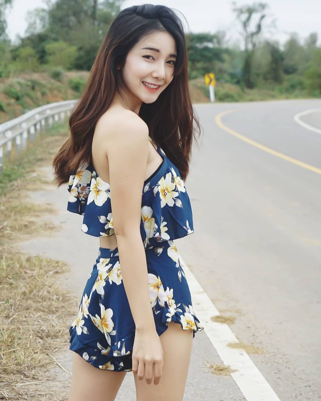 甜美妹子「Nick Chatchada」提枪上阵 准备湿身秀出火辣曲线