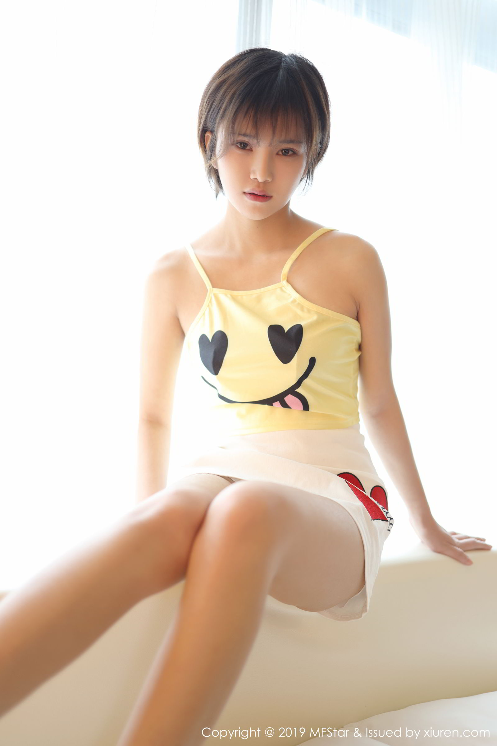 新人模特小姿2002 淡黄色卡通小吊带