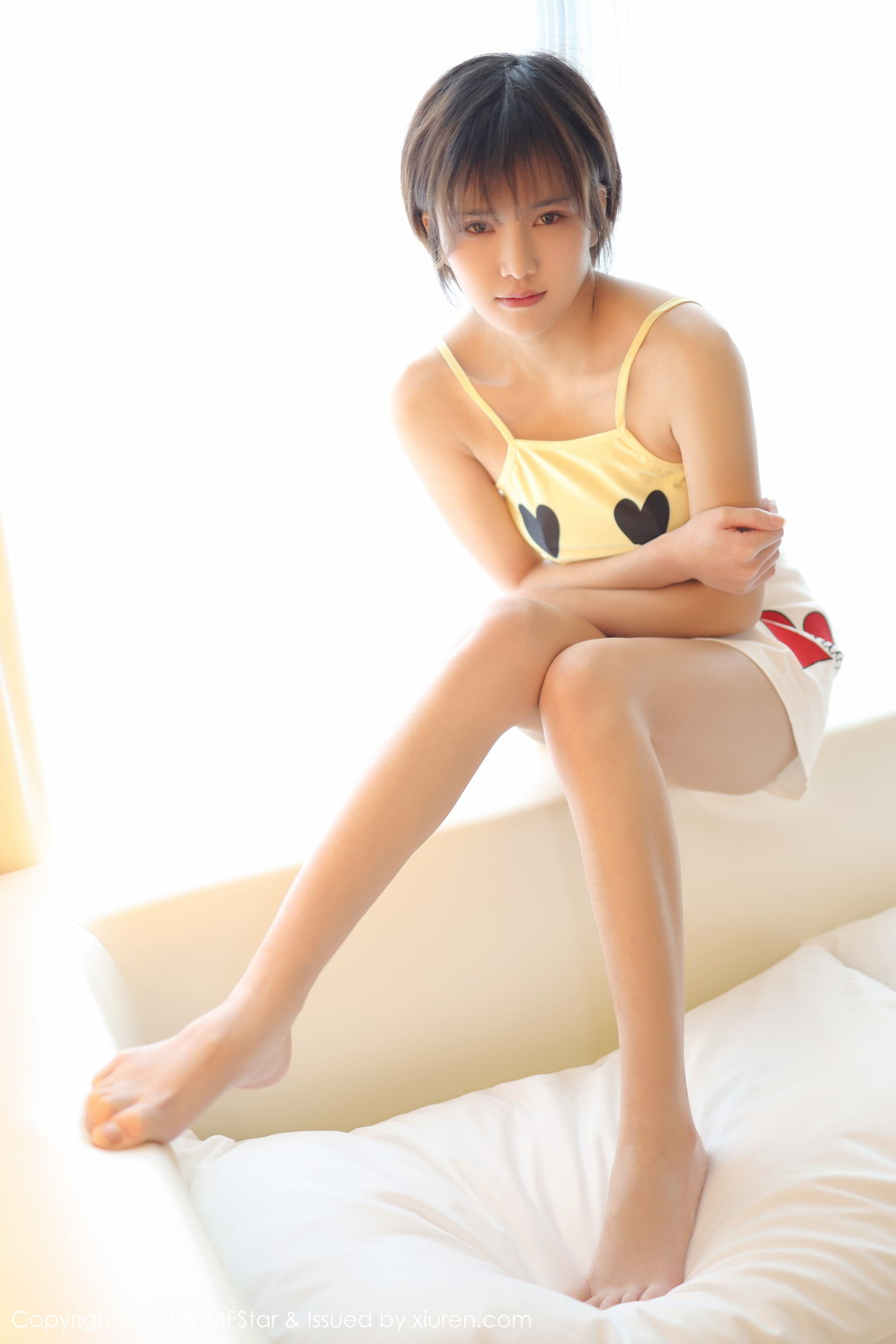 新人模特小姿2002 淡黄色卡通小吊带