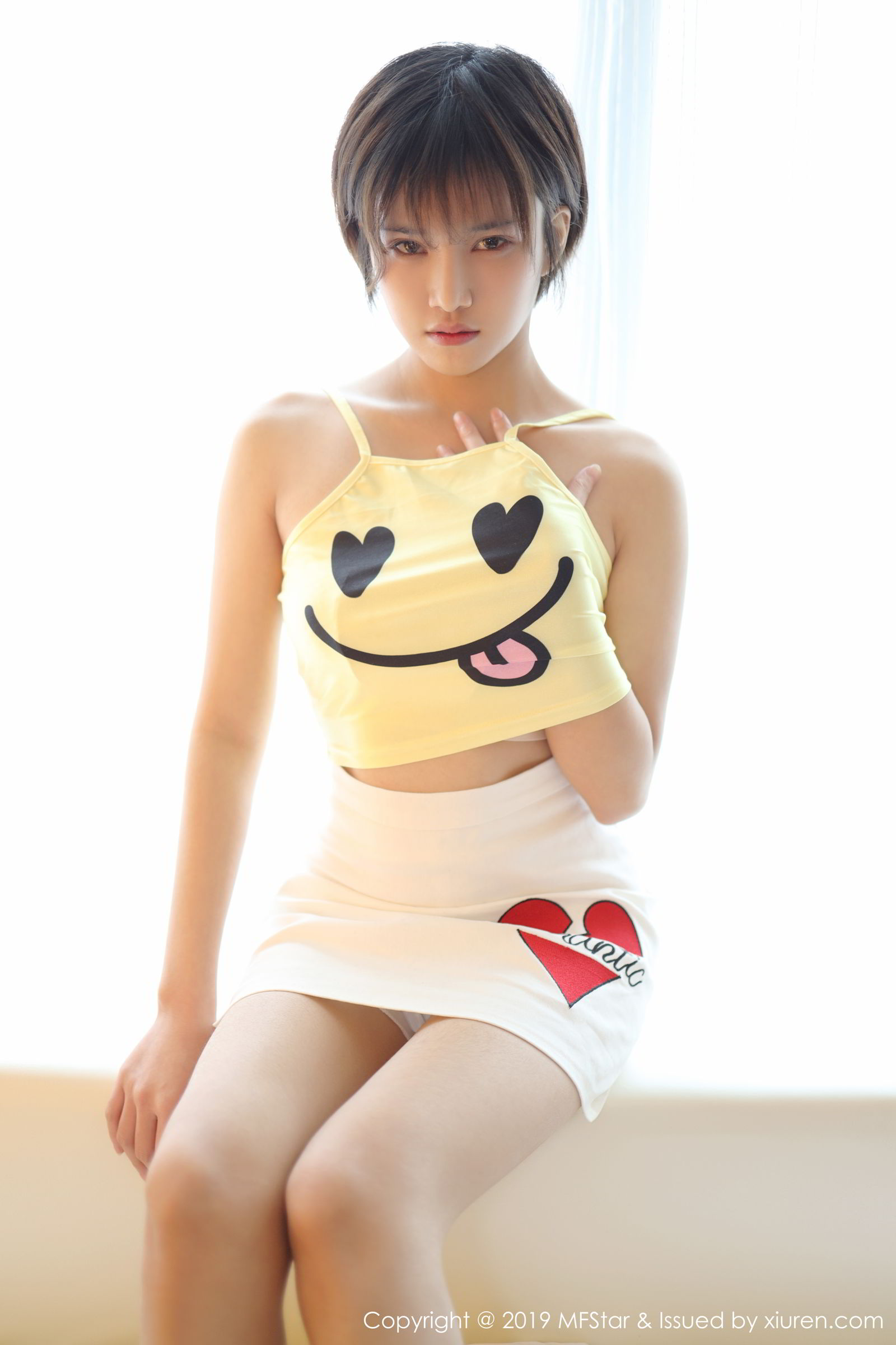 新人模特小姿2002 淡黄色卡通小吊带