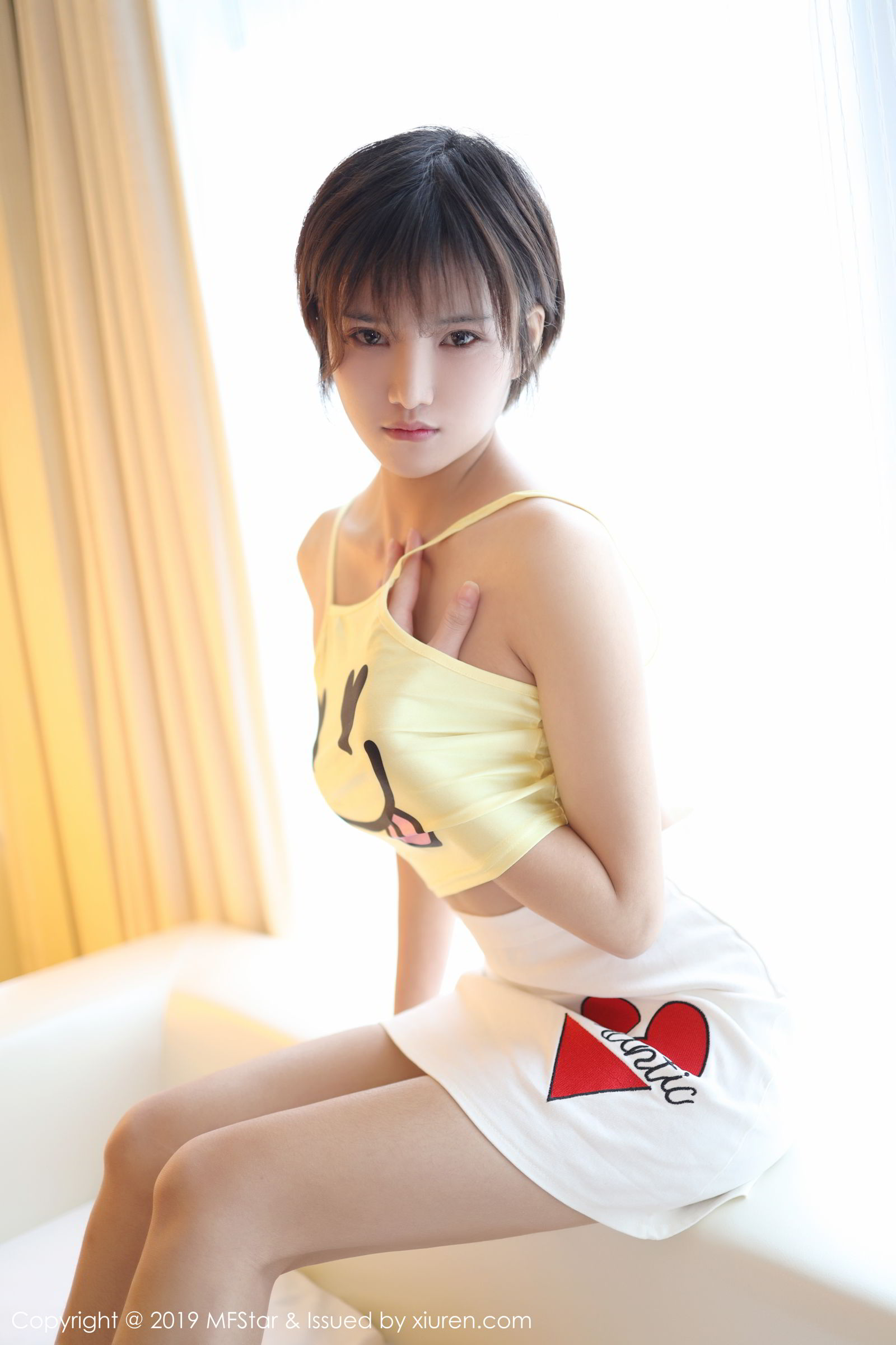 新人模特小姿2002 淡黄色卡通小吊带