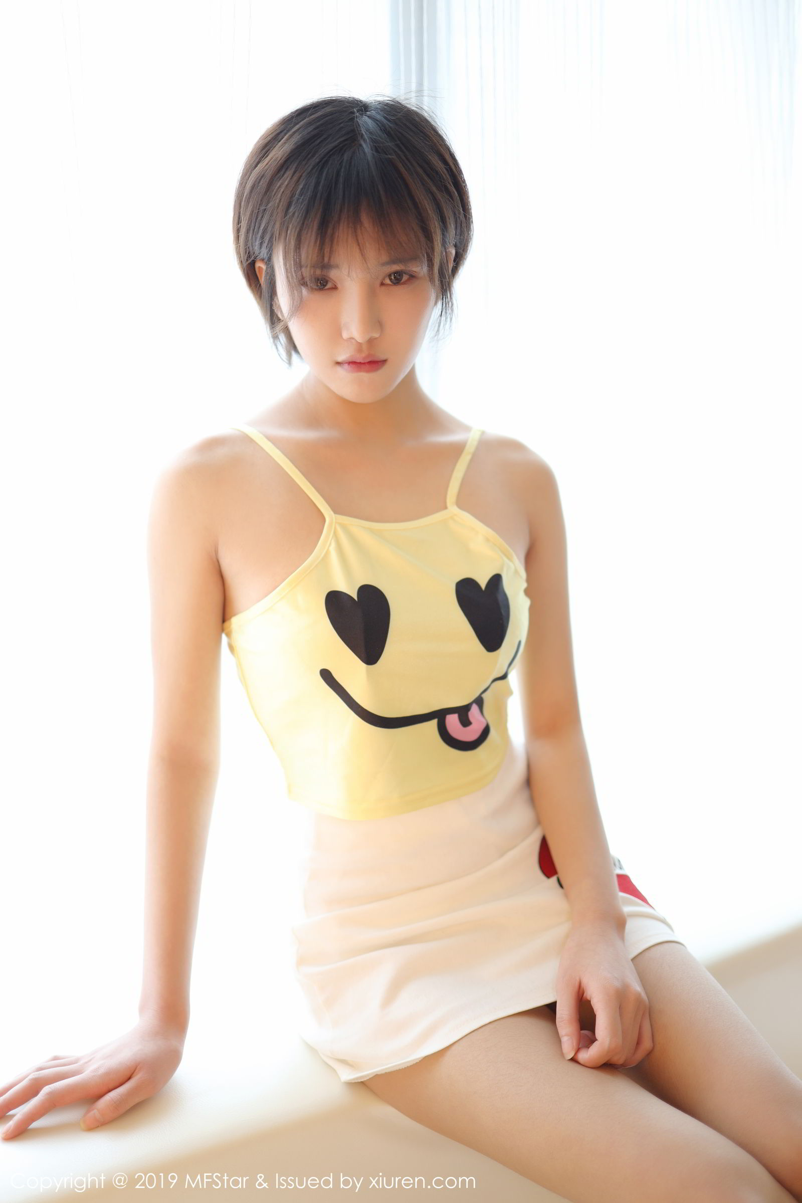 新人模特小姿2002 淡黄色卡通小吊带