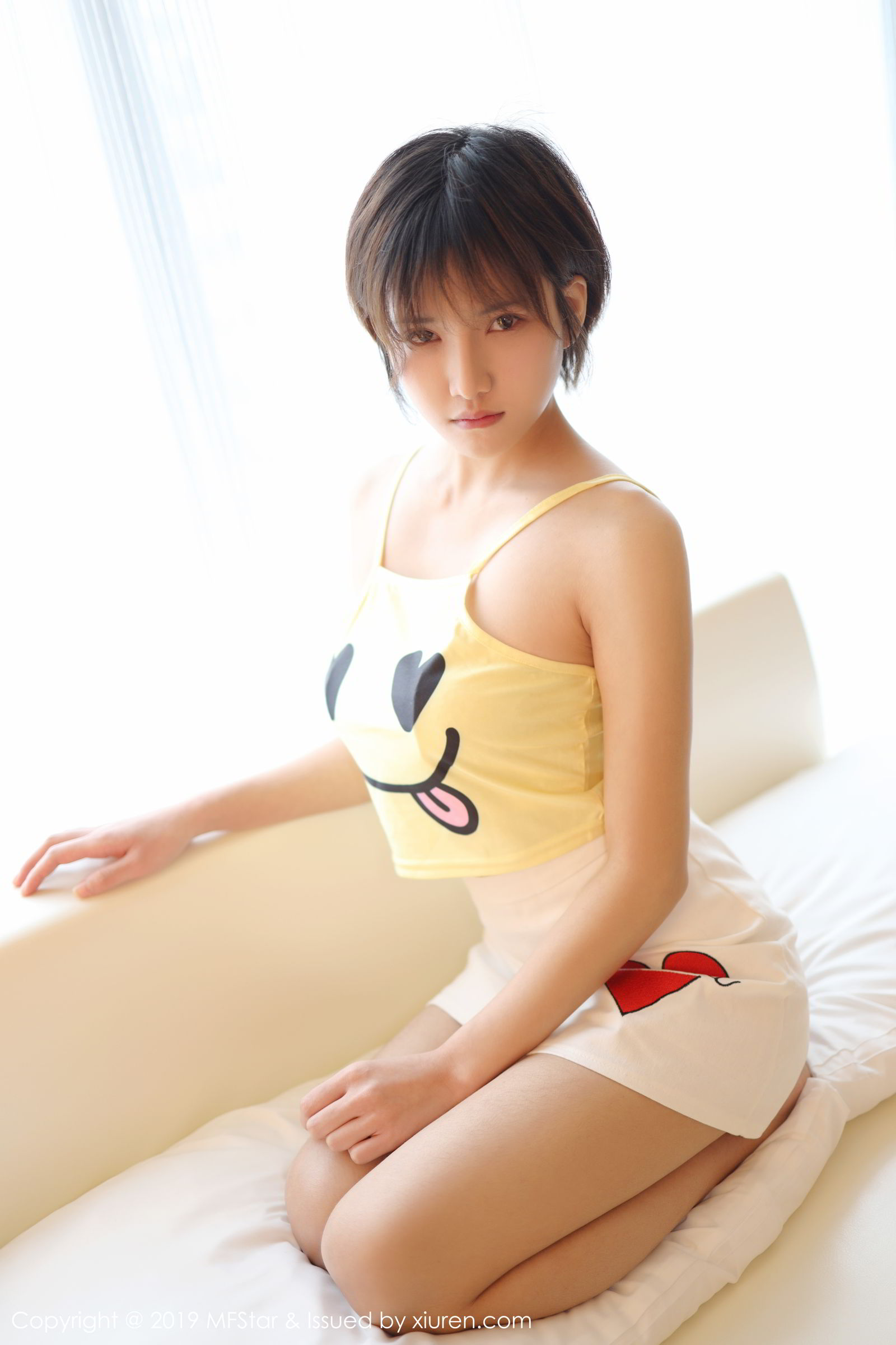 新人模特小姿2002 淡黄色卡通小吊带