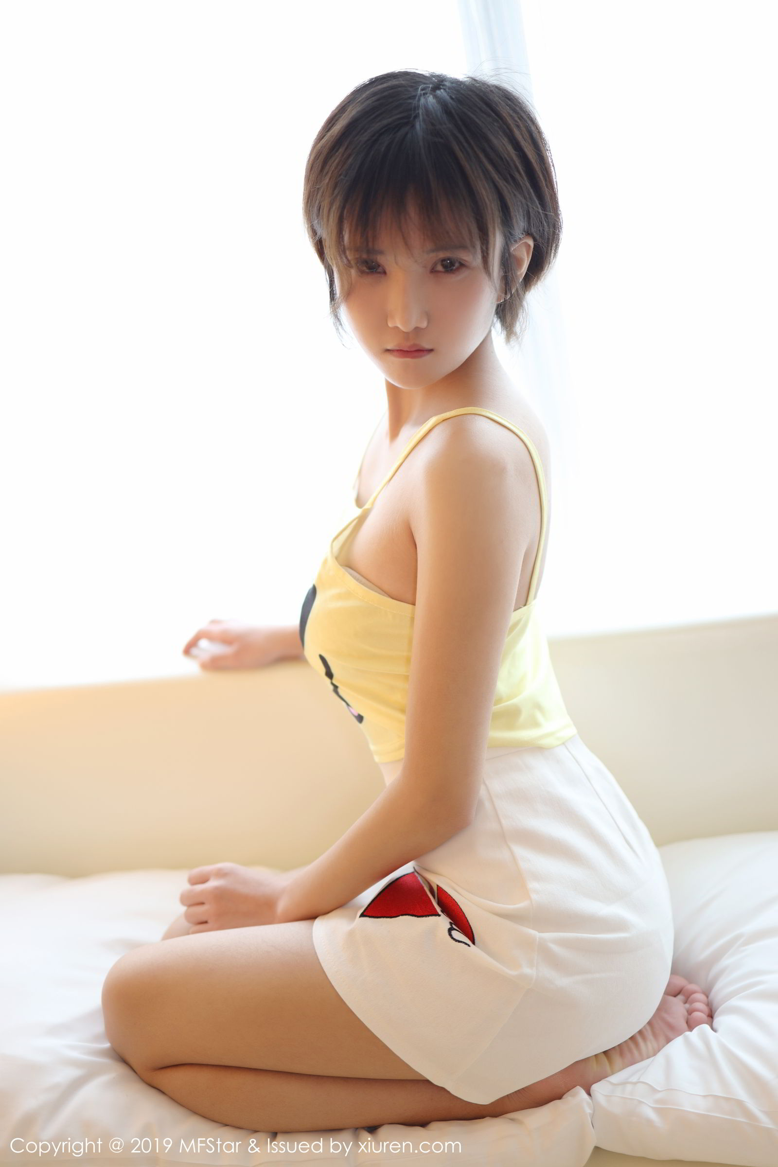 新人模特小姿2002 淡黄色卡通小吊带