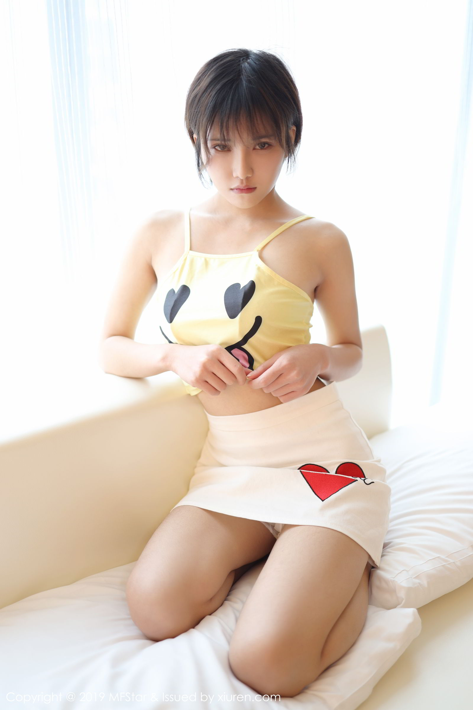 新人模特小姿2002 淡黄色卡通小吊带