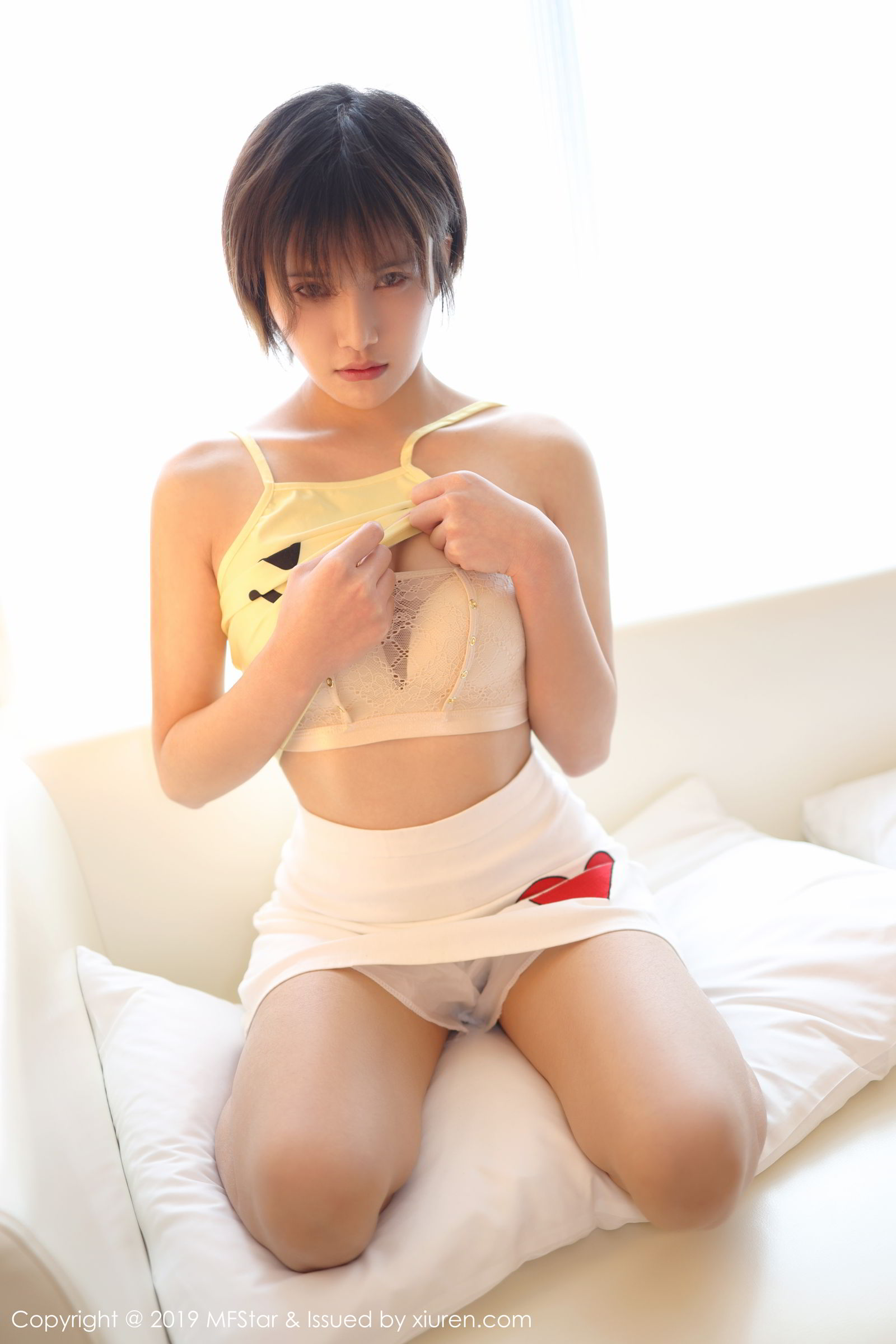 新人模特小姿2002 淡黄色卡通小吊带