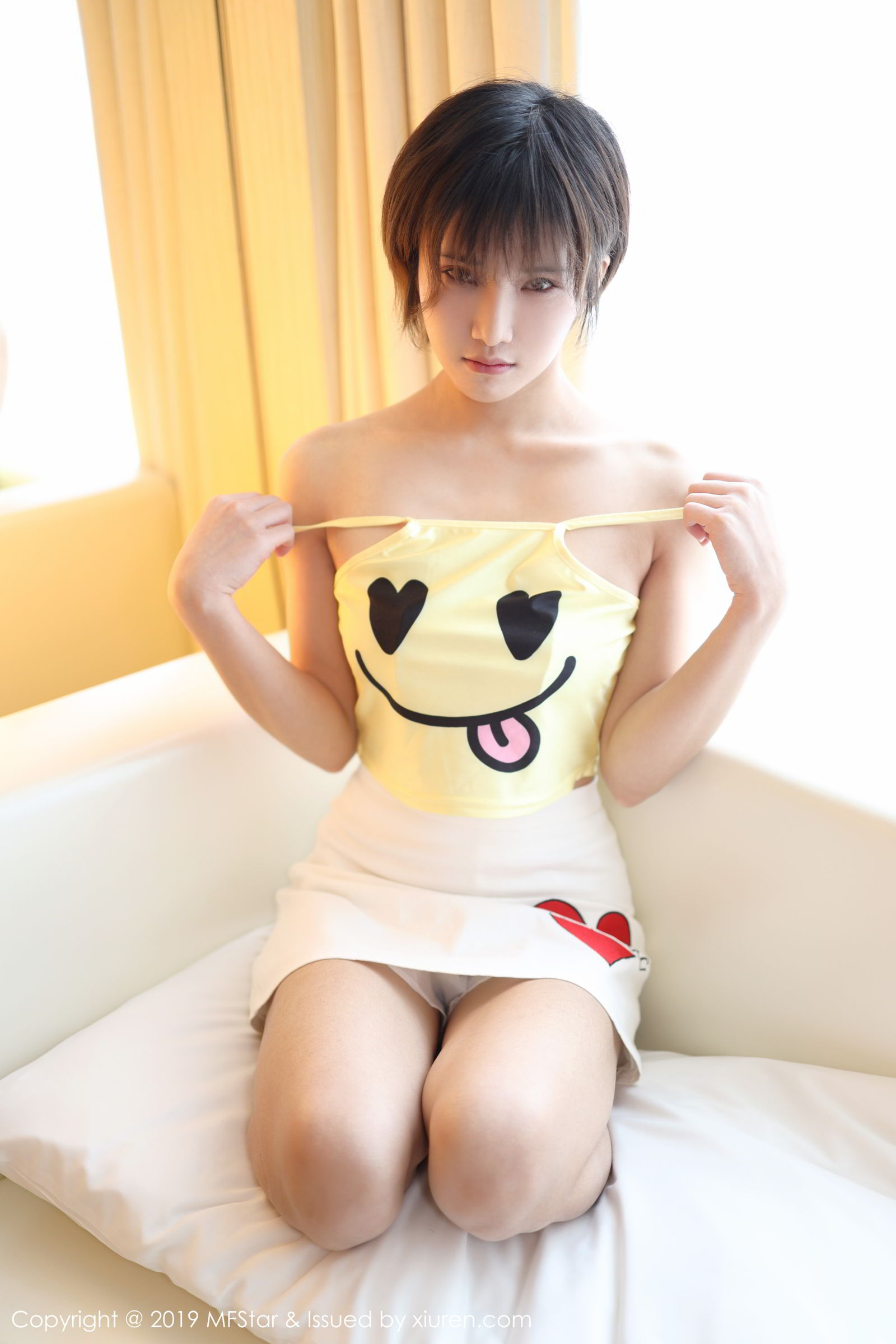 新人模特小姿2002 淡黄色卡通小吊带