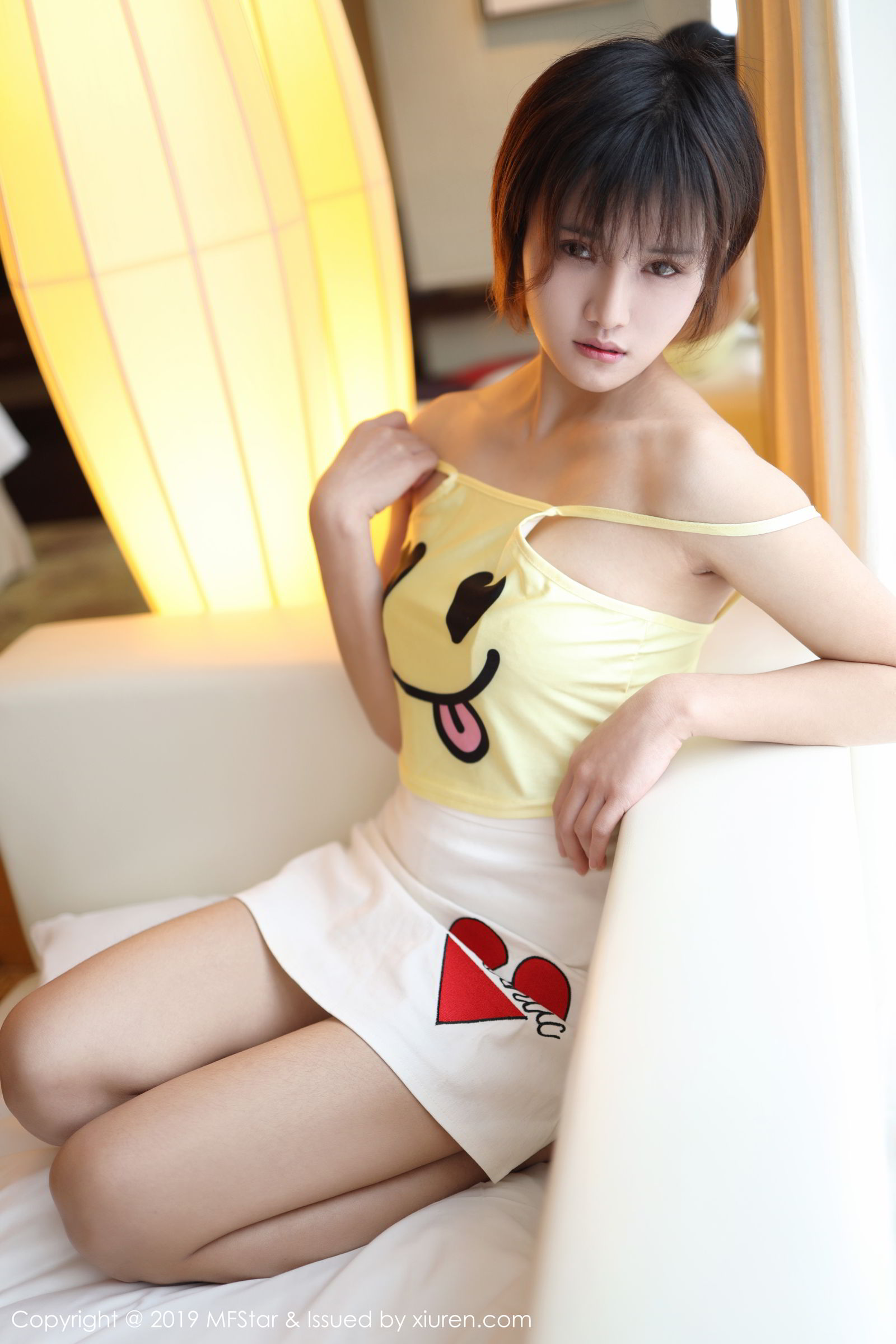 新人模特小姿2002 淡黄色卡通小吊带