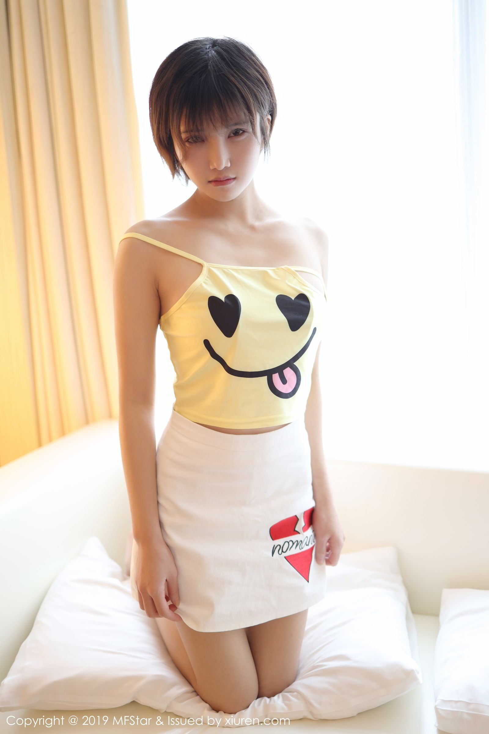 新人模特小姿2002 淡黄色卡通小吊带