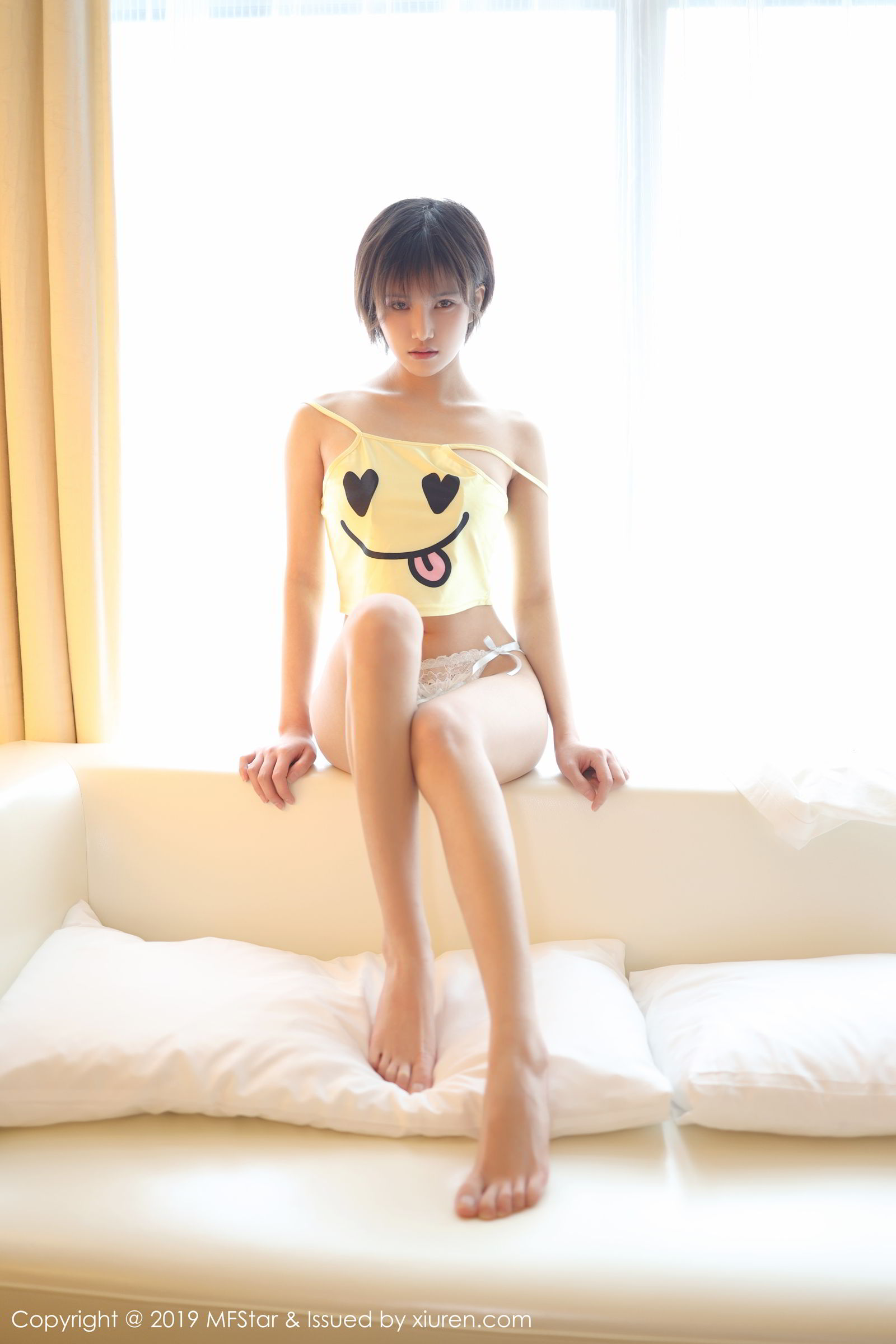 新人模特小姿2002 淡黄色卡通小吊带