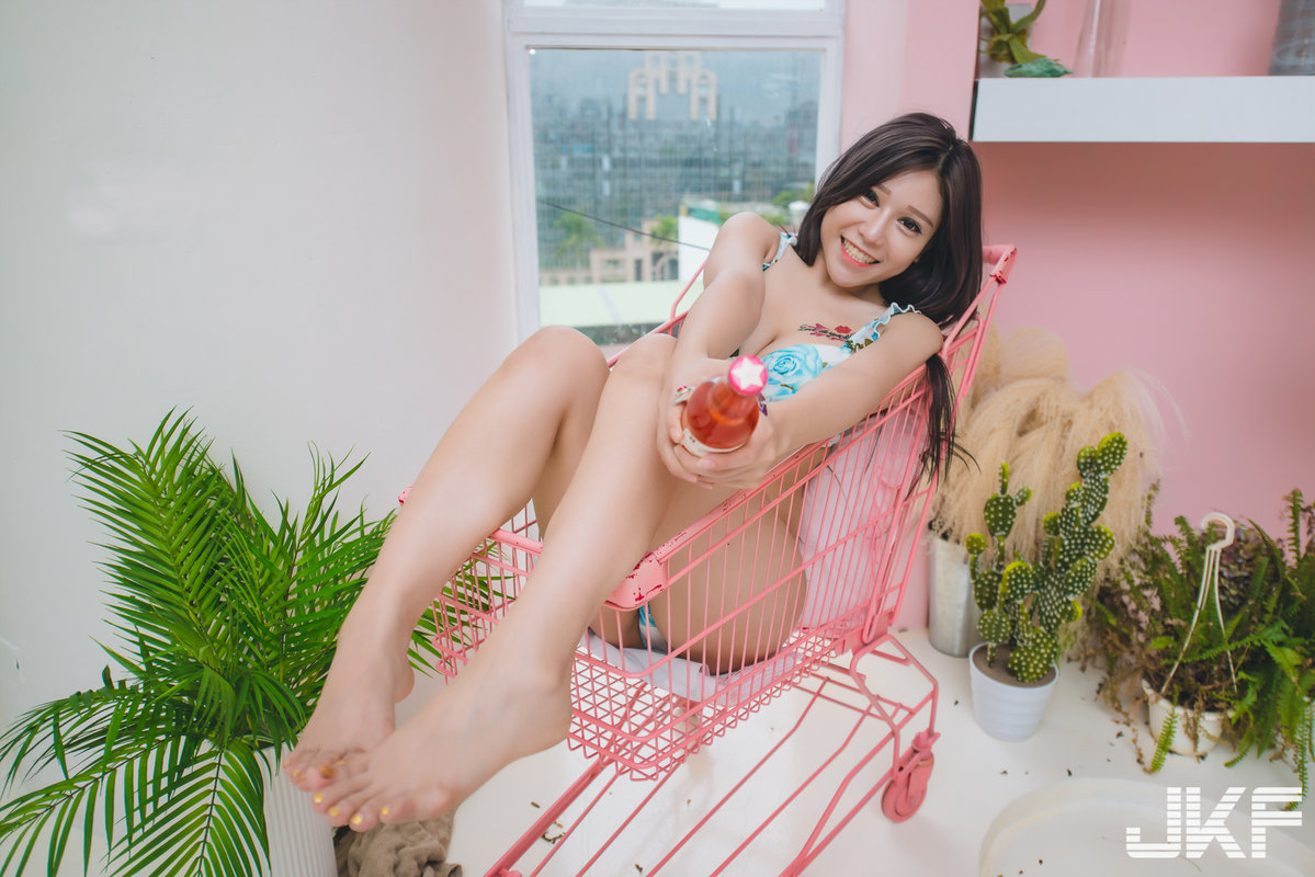 女友欧美妃「性感美胸视角」,「超辣比基尼」让人无法招架!