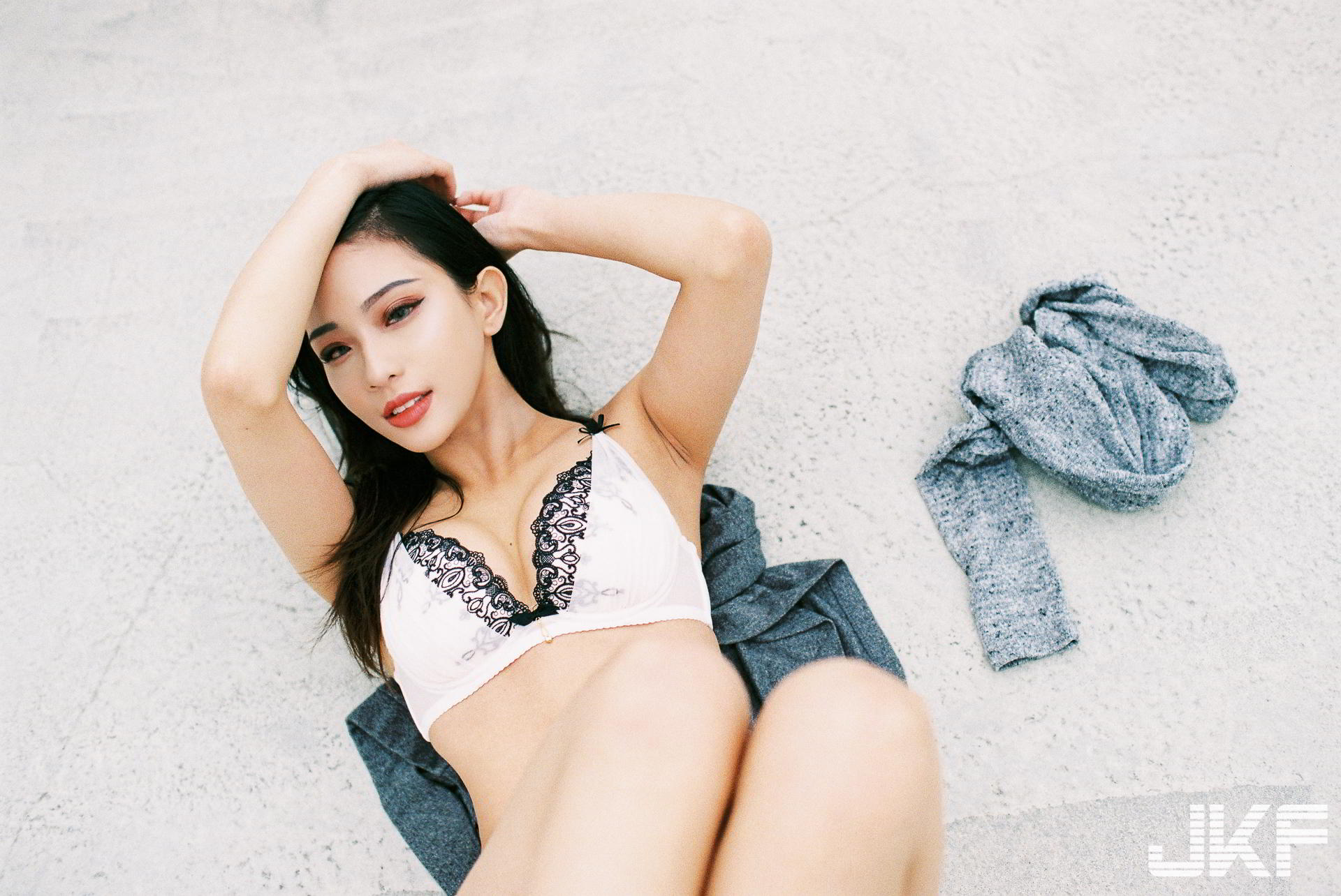天菜型9头身白皙美腿正妹「Jessie」的大胆细宽丁情欲诱惑!