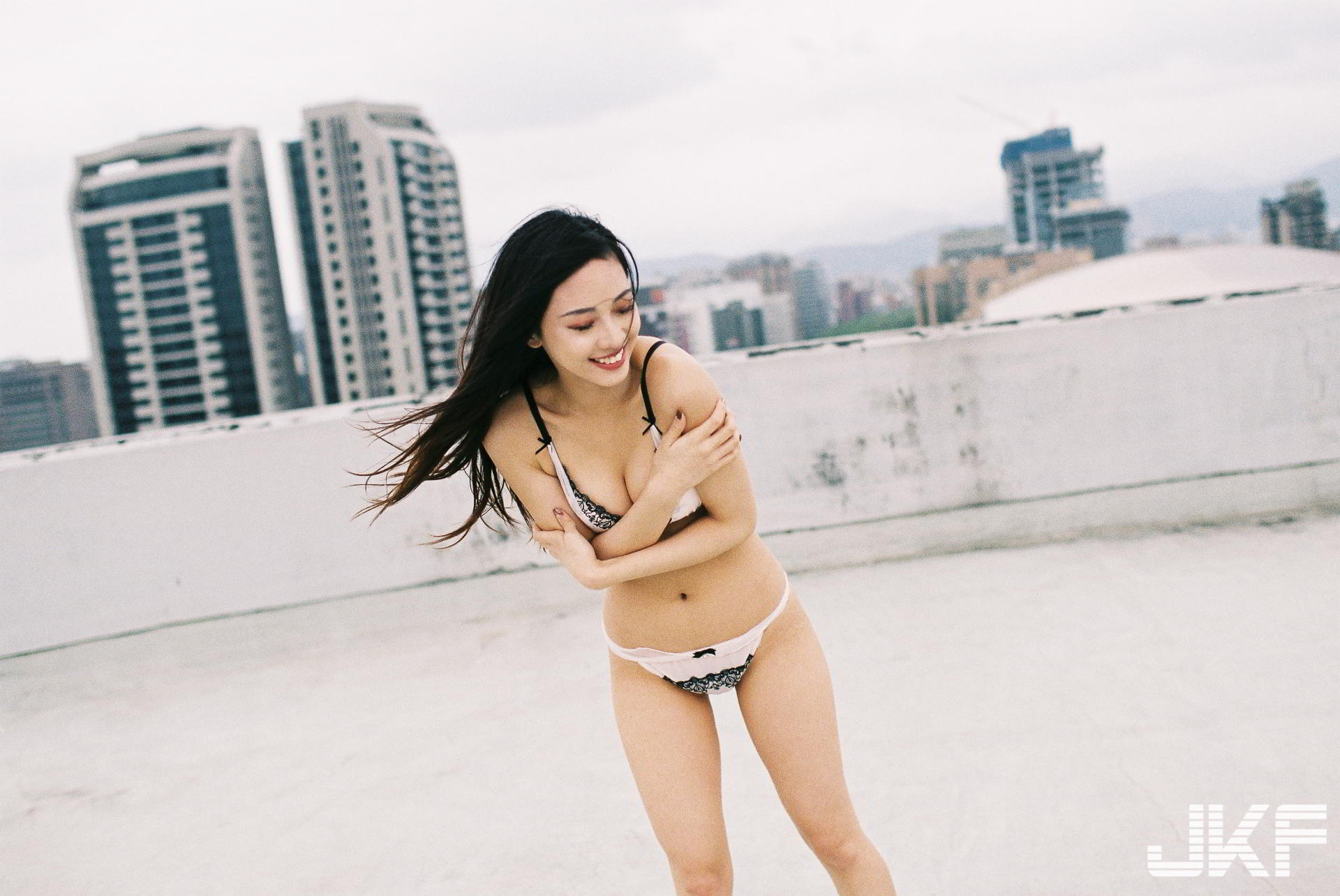 天菜型9头身白皙美腿正妹「Jessie」的大胆细宽丁情欲诱惑!