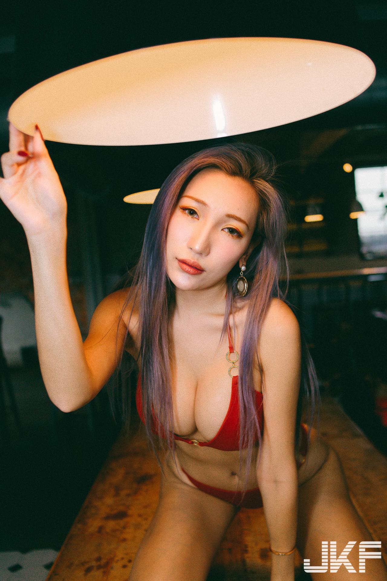 34G就是猛!辣模「韵韵」比基尼香艳刺激
