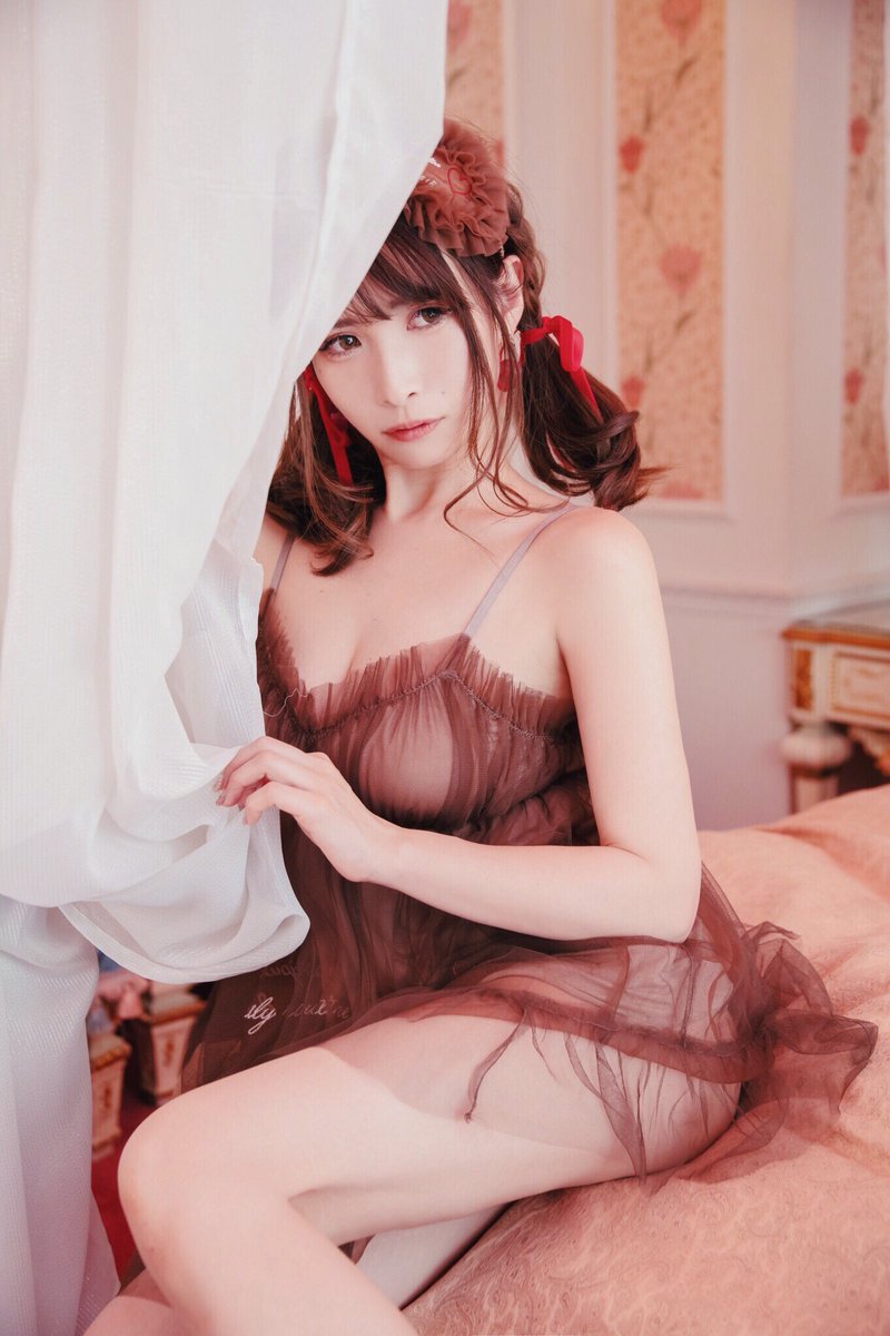 超甜美Coser「JILL」卸下浓妆是个萌妹子