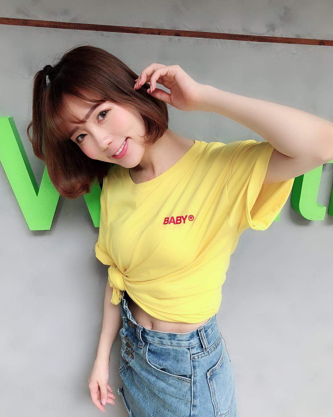 正妹妮妮子穿运动背心健身,锁骨出卖好身材