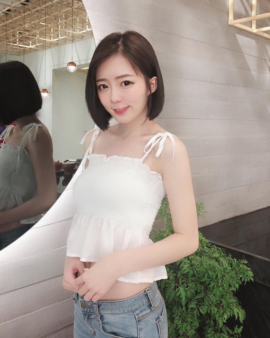 正妹妮妮子穿运动背心健身,锁骨出卖好身材