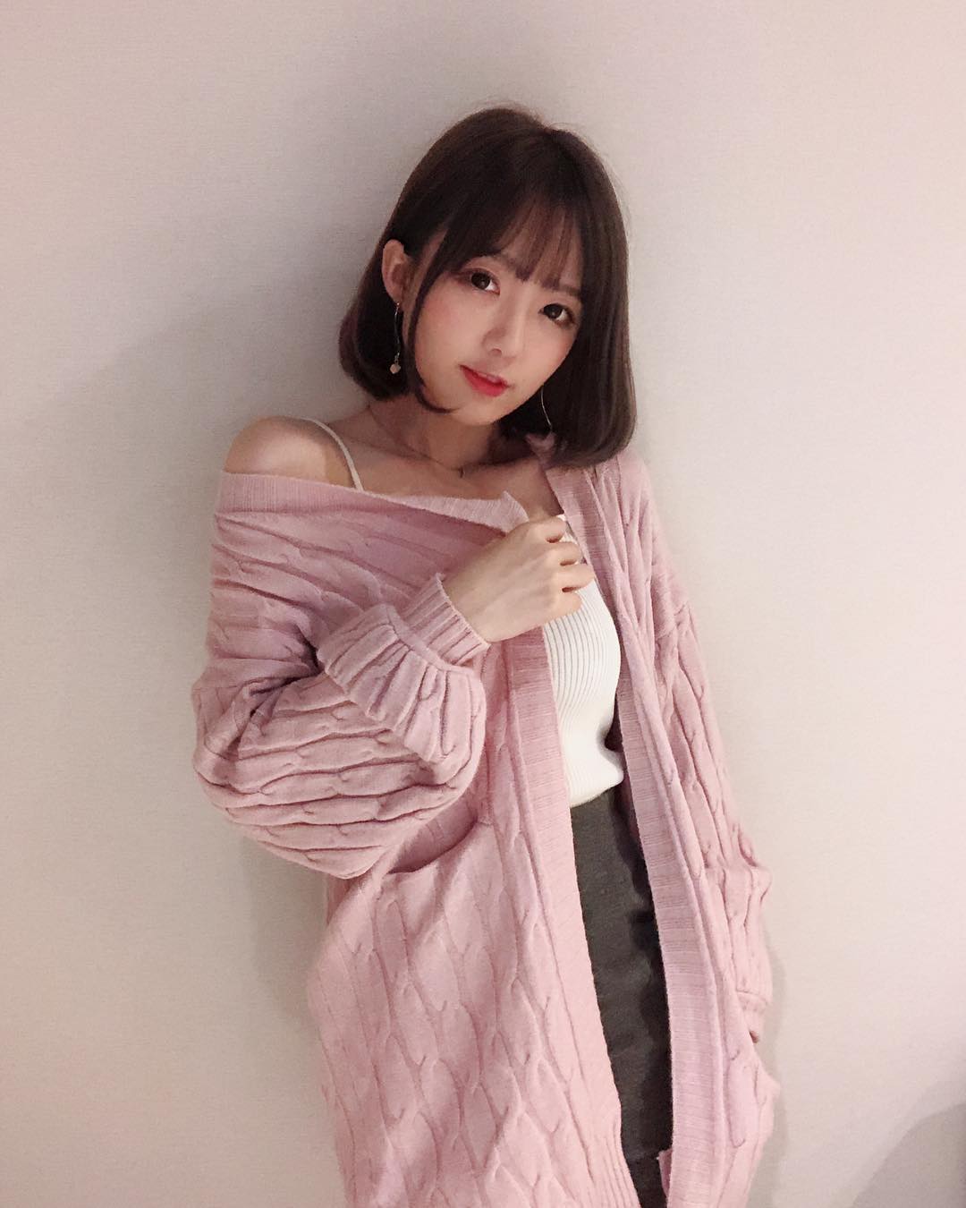 正妹妮妮子穿运动背心健身,锁骨出卖好身材