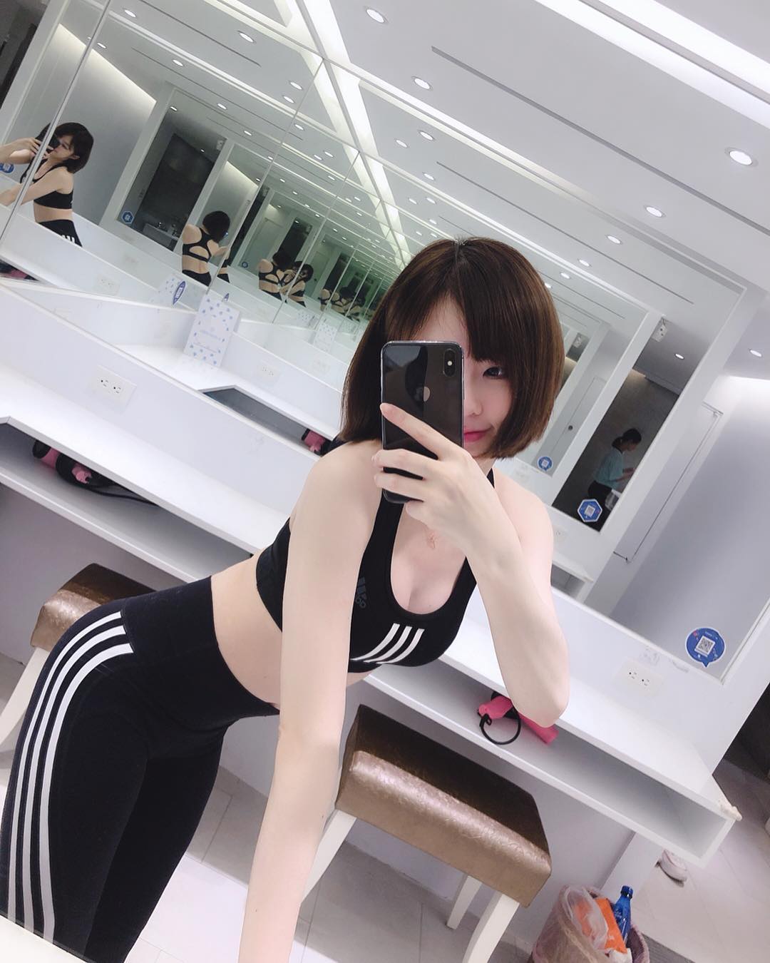 正妹妮妮子穿运动背心健身,锁骨出卖好身材